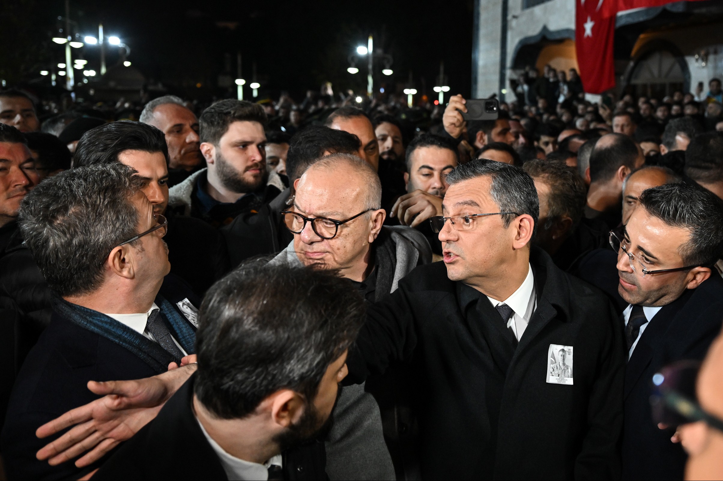 Özgür Özel, Manisa'da Piyade Sözleşmeli Er Enis Budak'ın cenazesinde