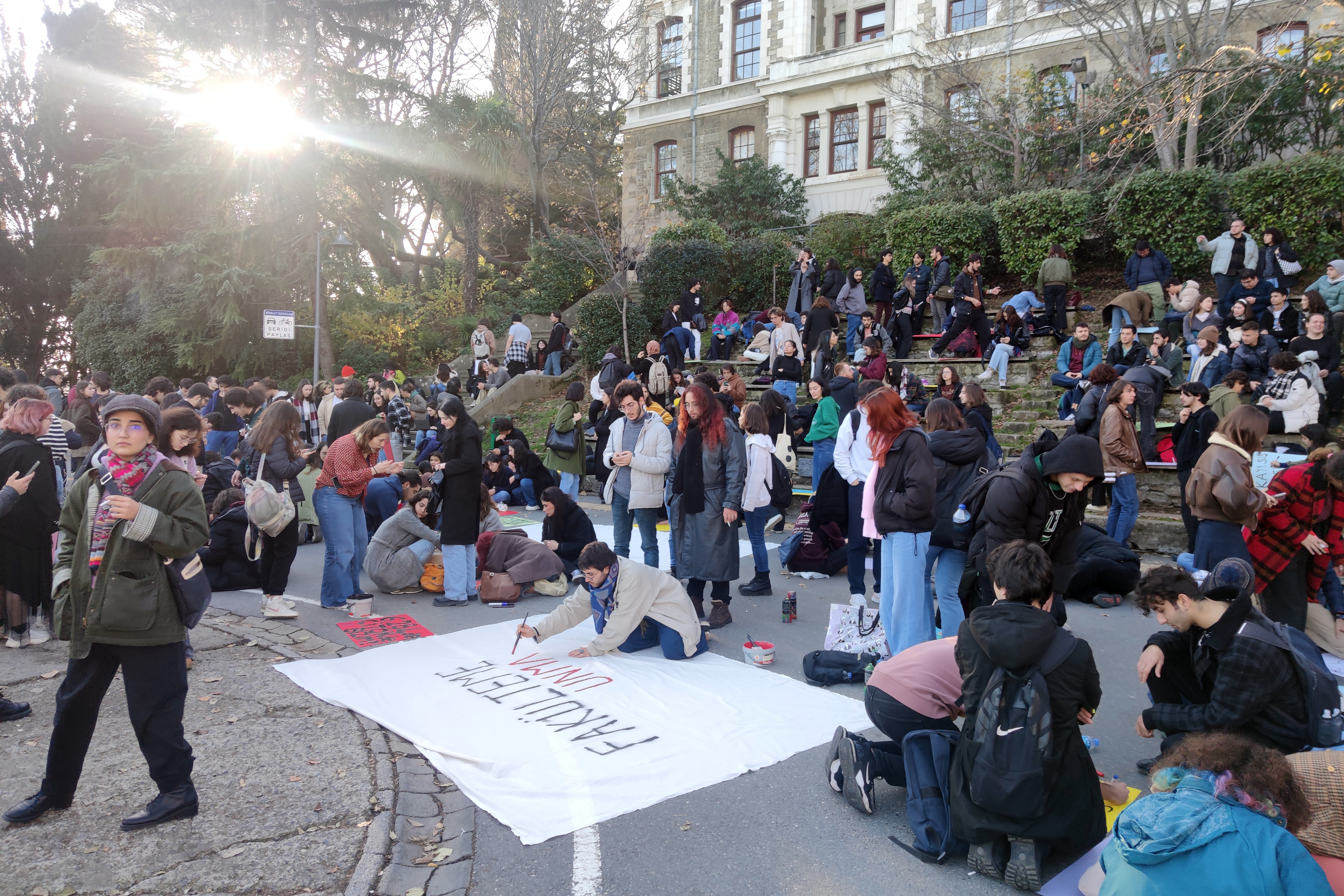 Boğaziçi Üniversitesi öğrencilerinin rektörlüğün kararına karşı düzenlediği eylemden fotoğraf.