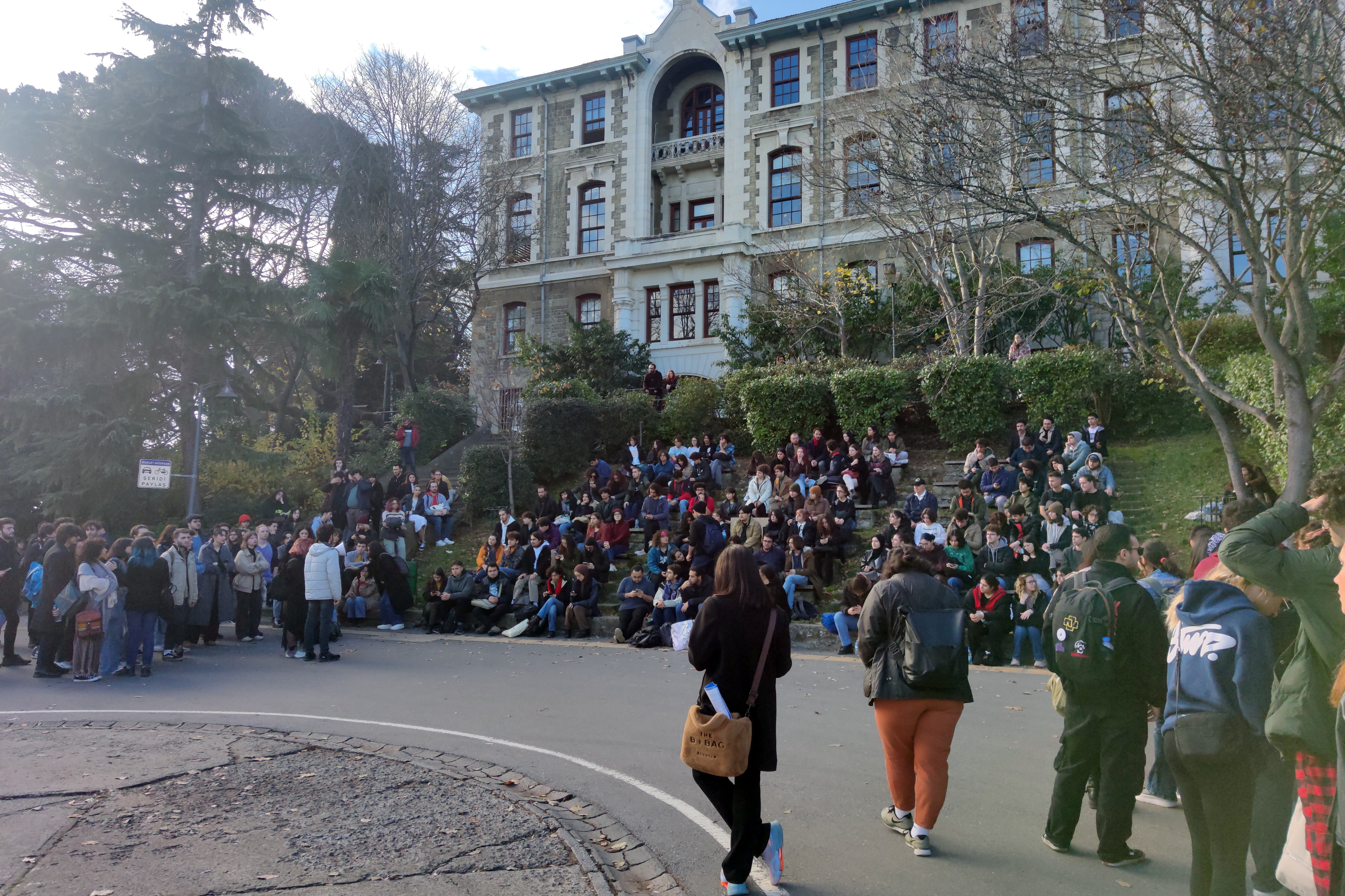 Boğaziçi Üniversitesi öğrencilerinin rektörlüğün kararına karşı düzenlediği eylemden fotoğraf.