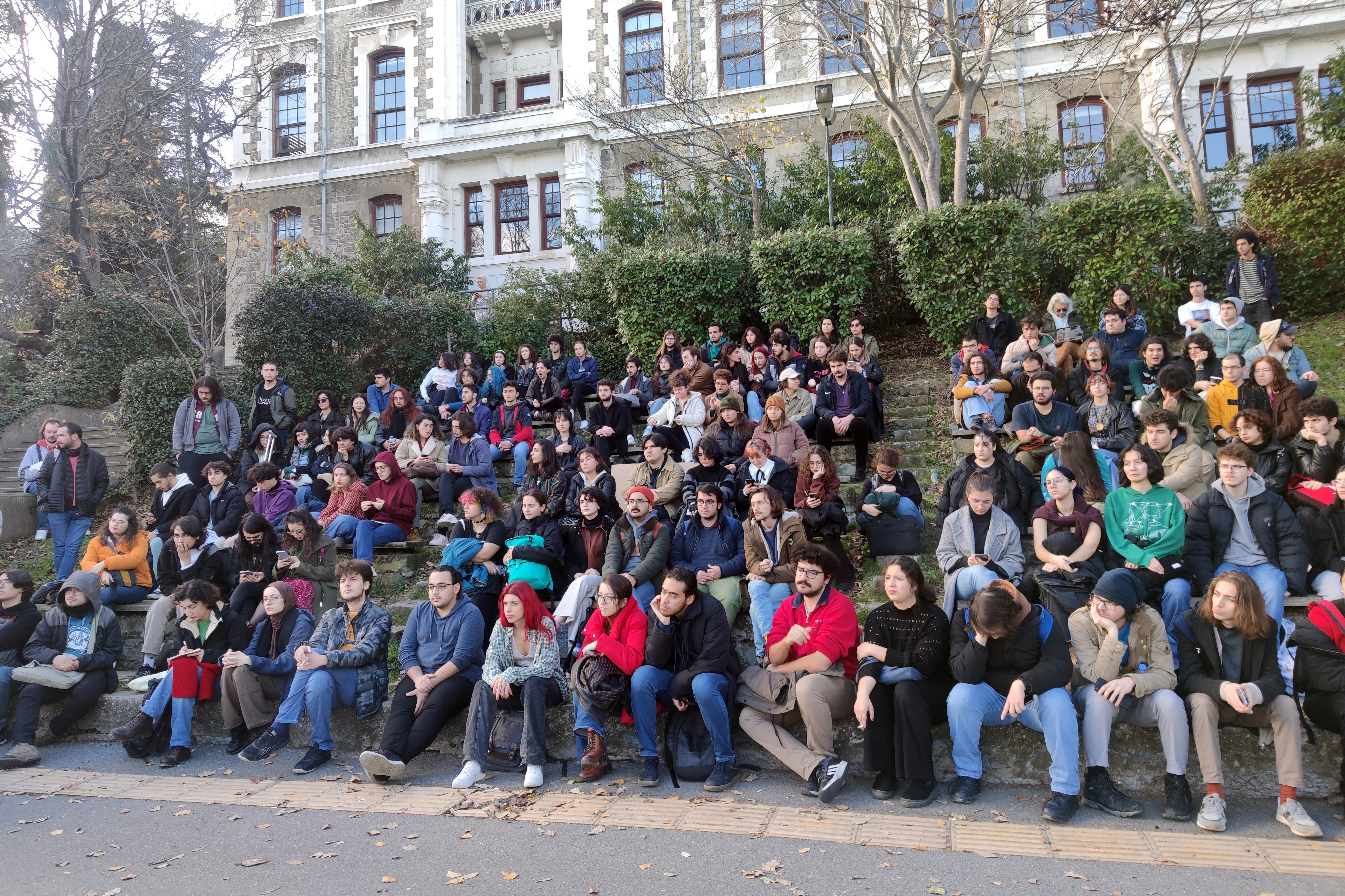 Boğaziçi Üniversitesi öğrencilerinin rektörlüğün kararına karşı düzenlediği eylemden fotoğraf.