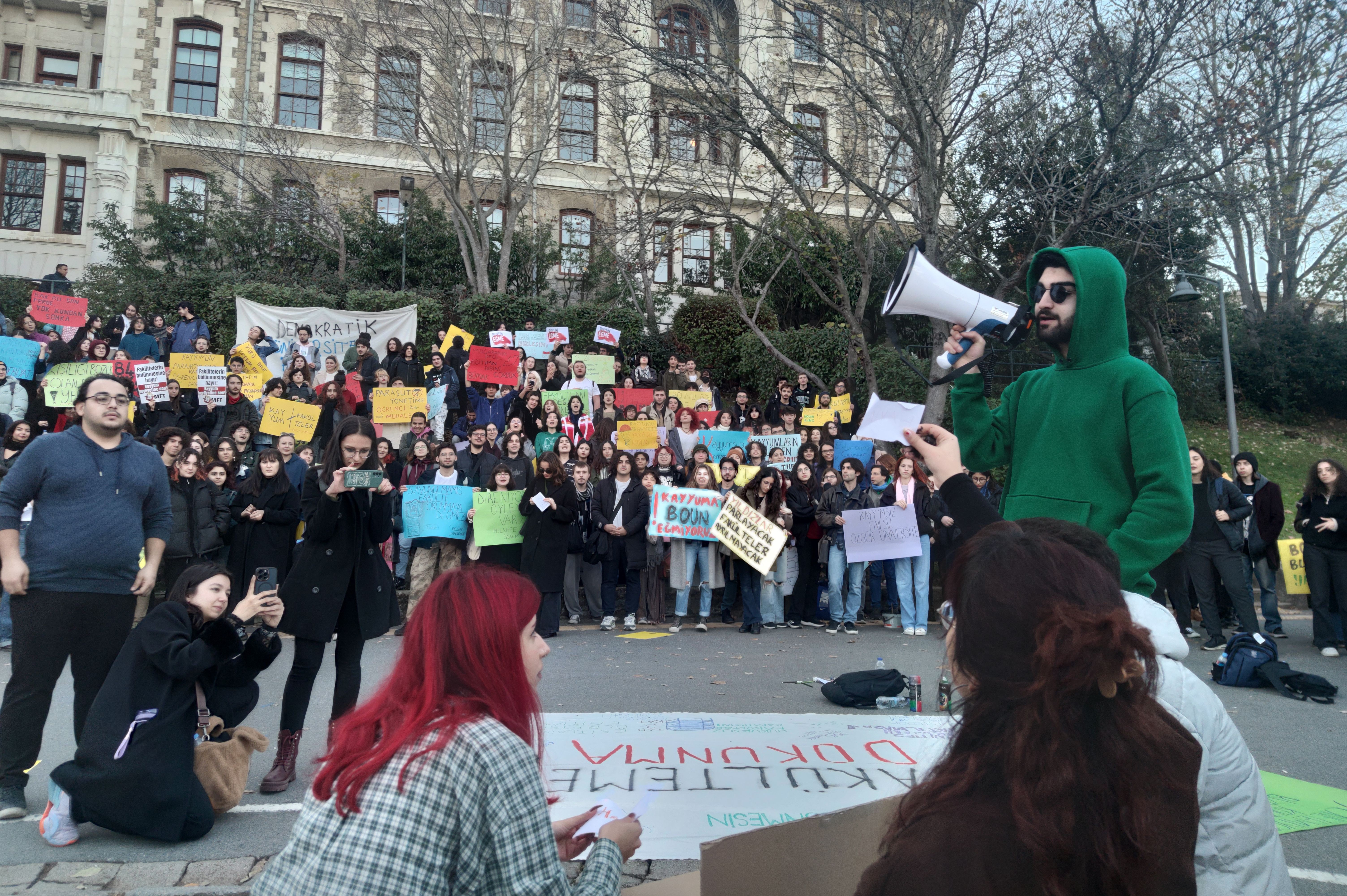 Boğaziçi Üniversitesi öğrencilerinin rektörlüğün kararına karşı düzenlediği eylemden fotoğraf.