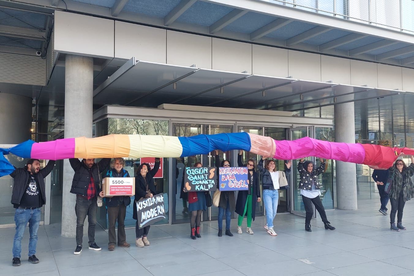 İstanbul Modern Müzesi haftada bir gün ücretsiz olan halk günü uygulaması için protesto yapan eylemciler.