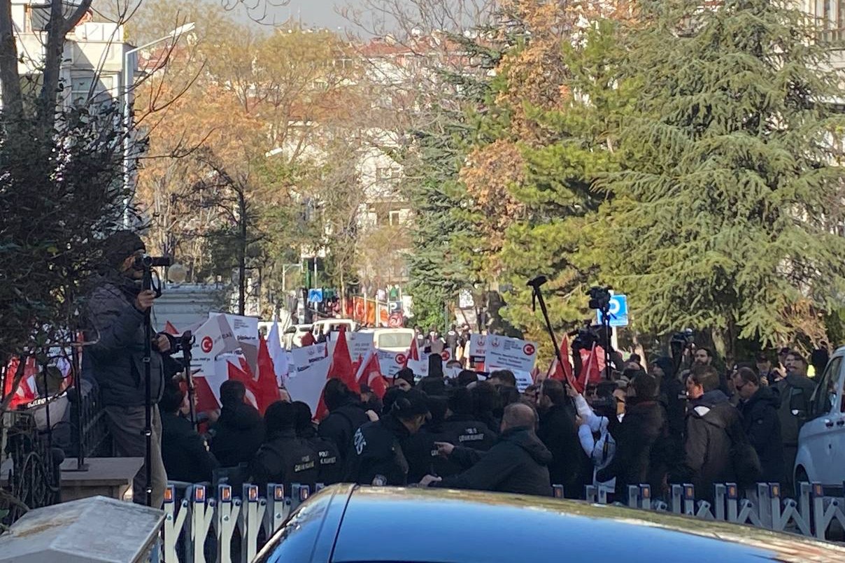 DEM Parti Genel Merkezi önünde provokasyon girişimi