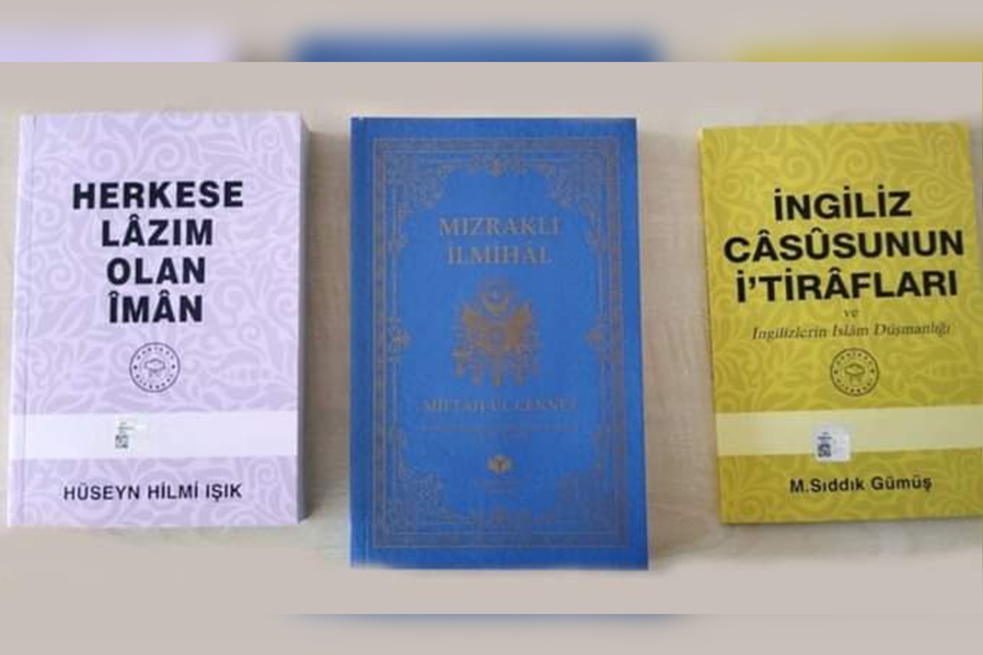 Okul Müdürü'nün dağıttığı 3 kitap.