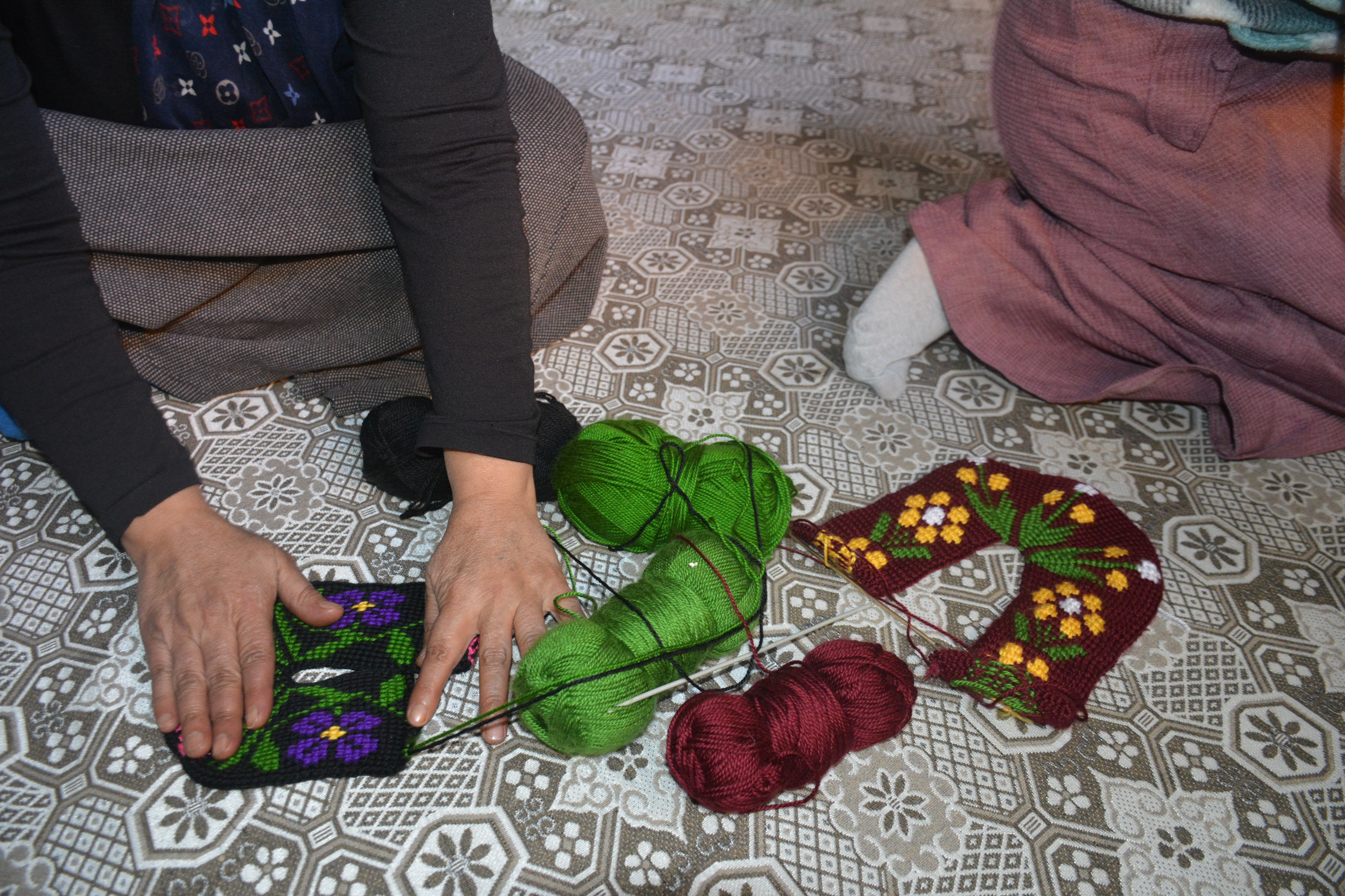 Urfa'da geçinebilmek için el işi yapan bir kadının ürettikleri