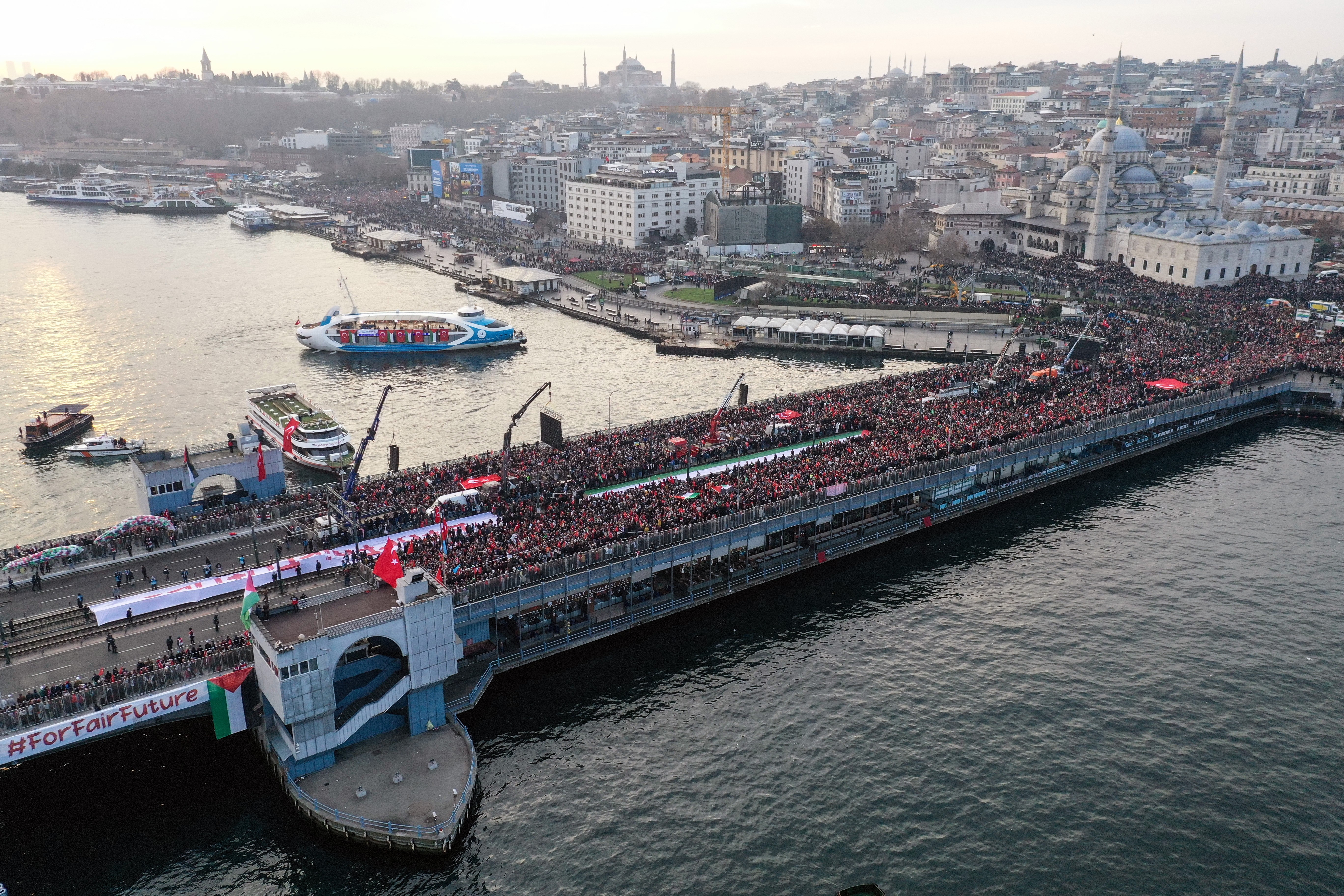 Galata Köprüsündeki kalabalık