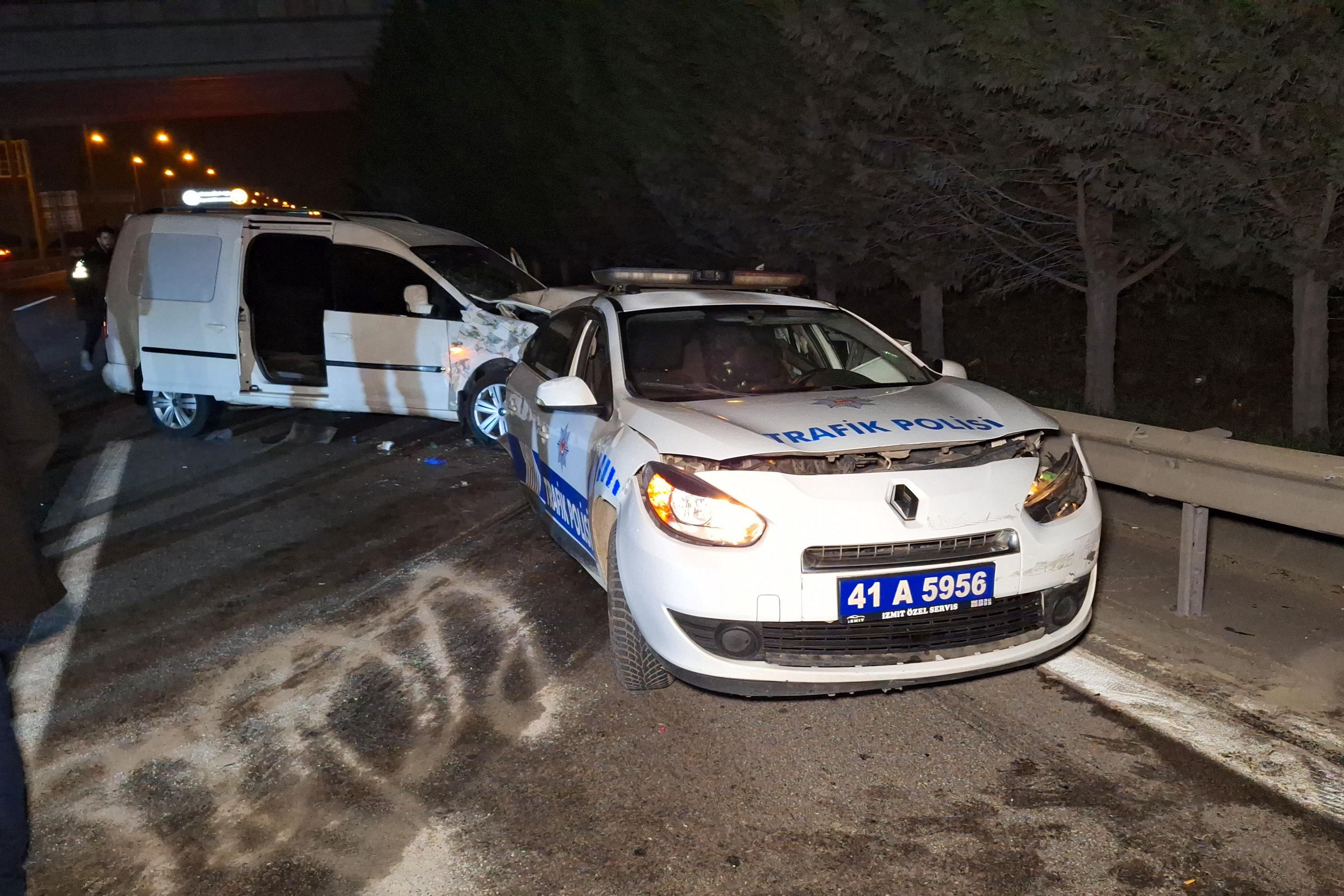 Polis aracına çarpan ticari araç