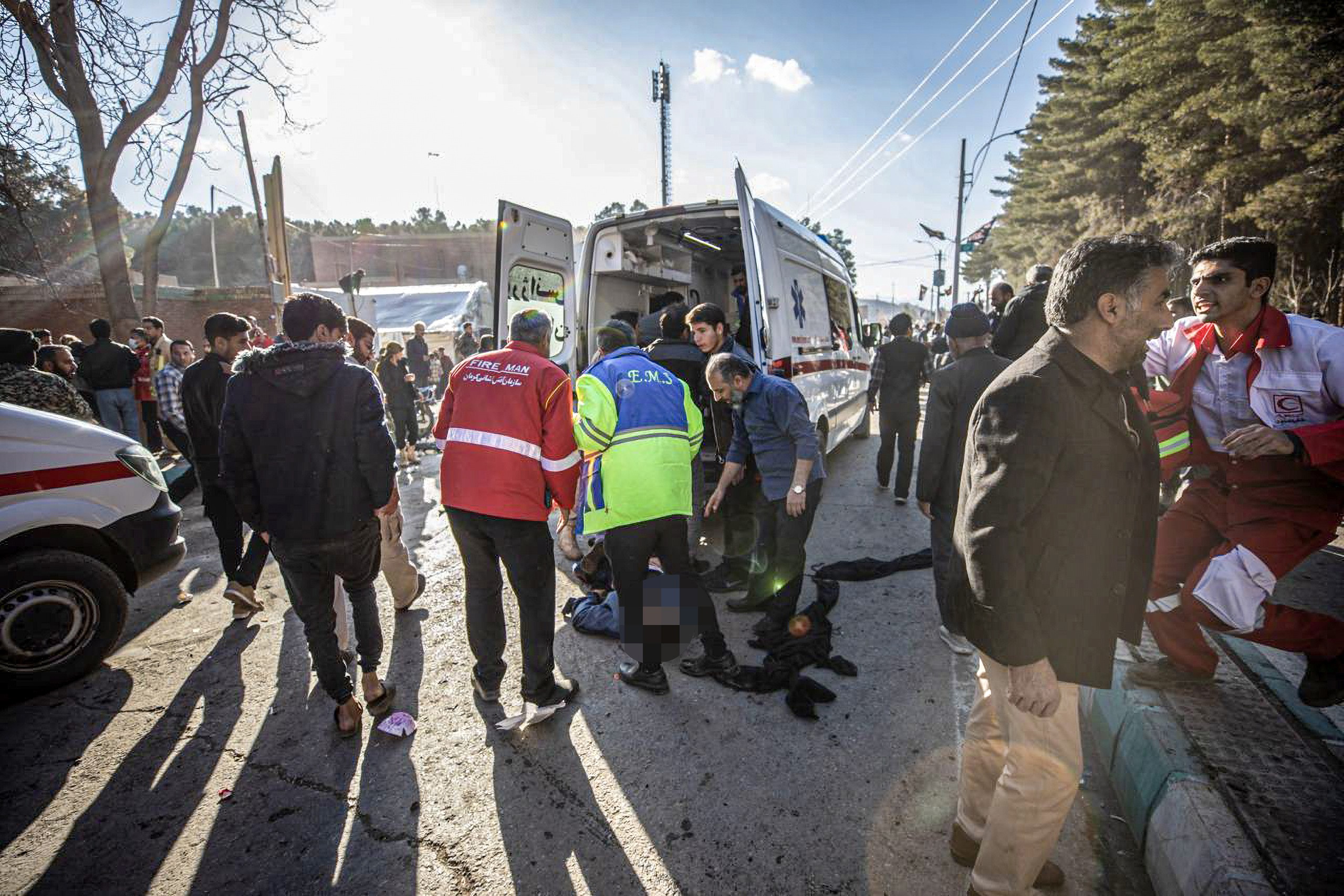 İran'ın Kirman eyaletinde Kasım Süleymani'nin mezarı yakınlarında meydana gelen patlamanın ardından kalabalık görüntüsü.