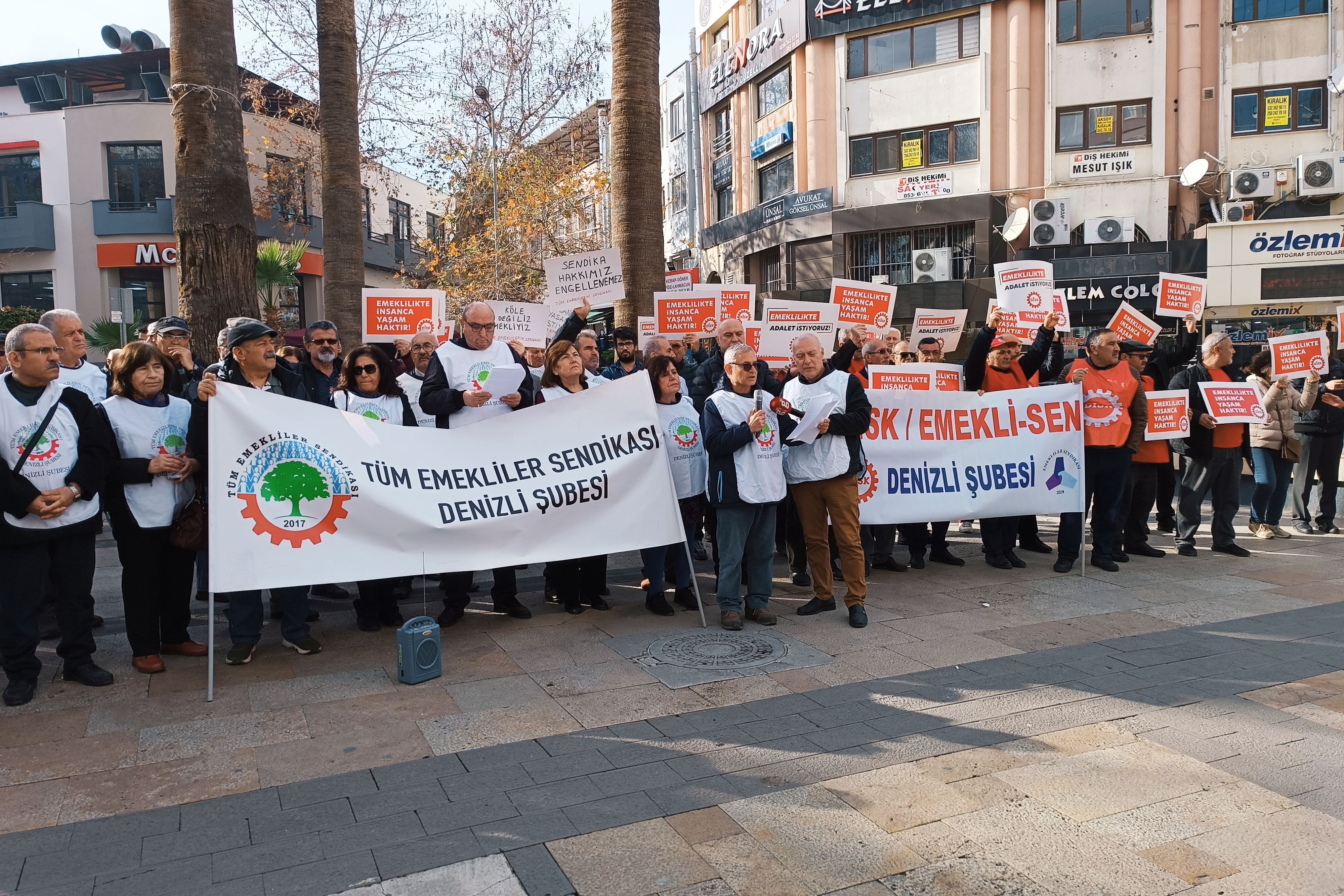 Denizli'de emeklilerden basın açıklaması