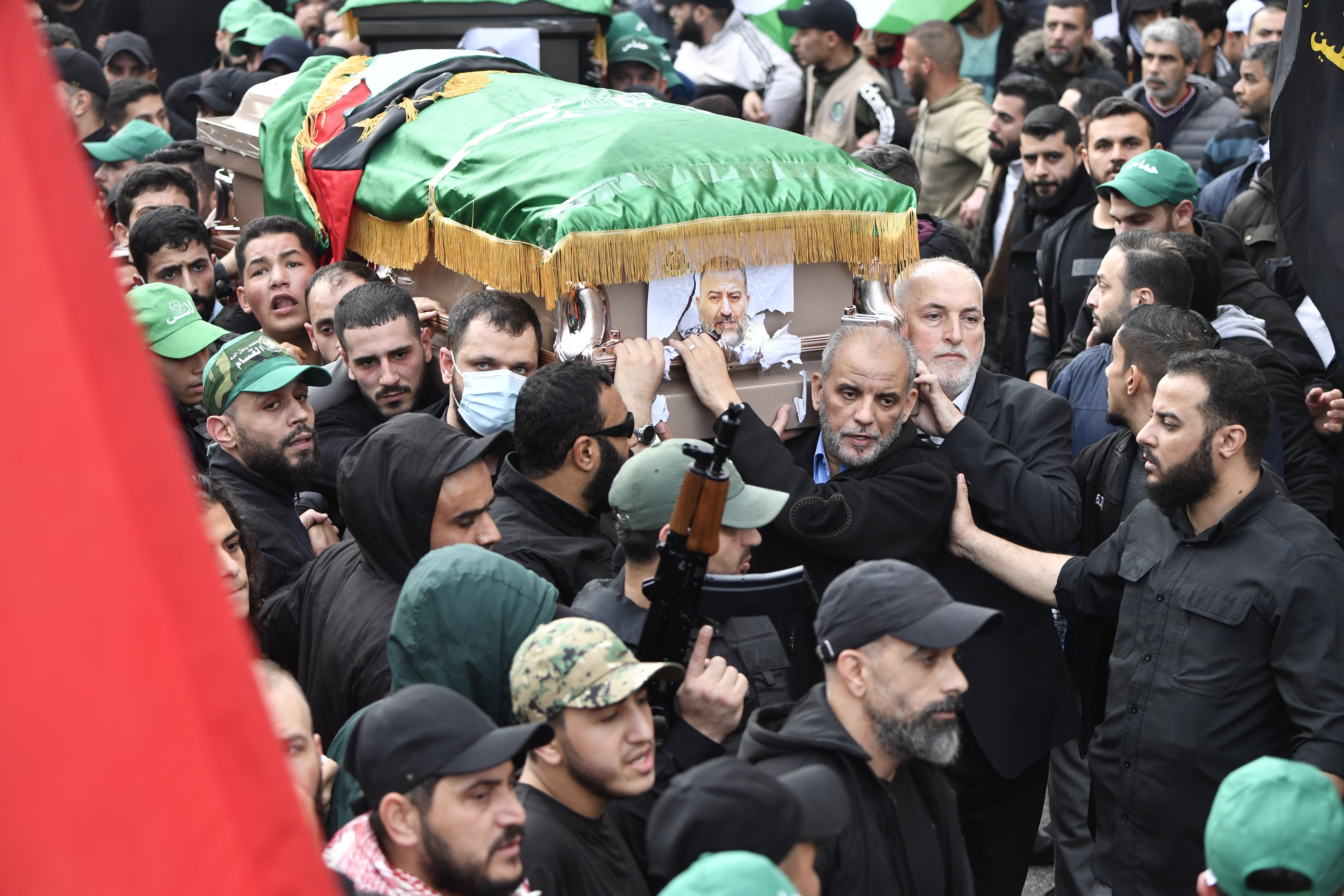 İsrail saldırısında öldürülen Hamas'ın Siyasi Büro Başkan Yardımcısı Salih el-Aruri, Hamas üyesi Azzam el Akra ve Muhammed er Reis için Lübnan'ın başkenti Beyrut'ta binlerce kişinin katılımıyla cenaze töreni düzenlendi.