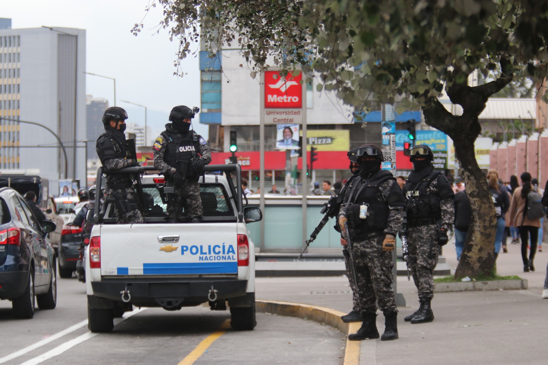 Ekvador'da polis ve gözaltına aldığı bazı kişiler