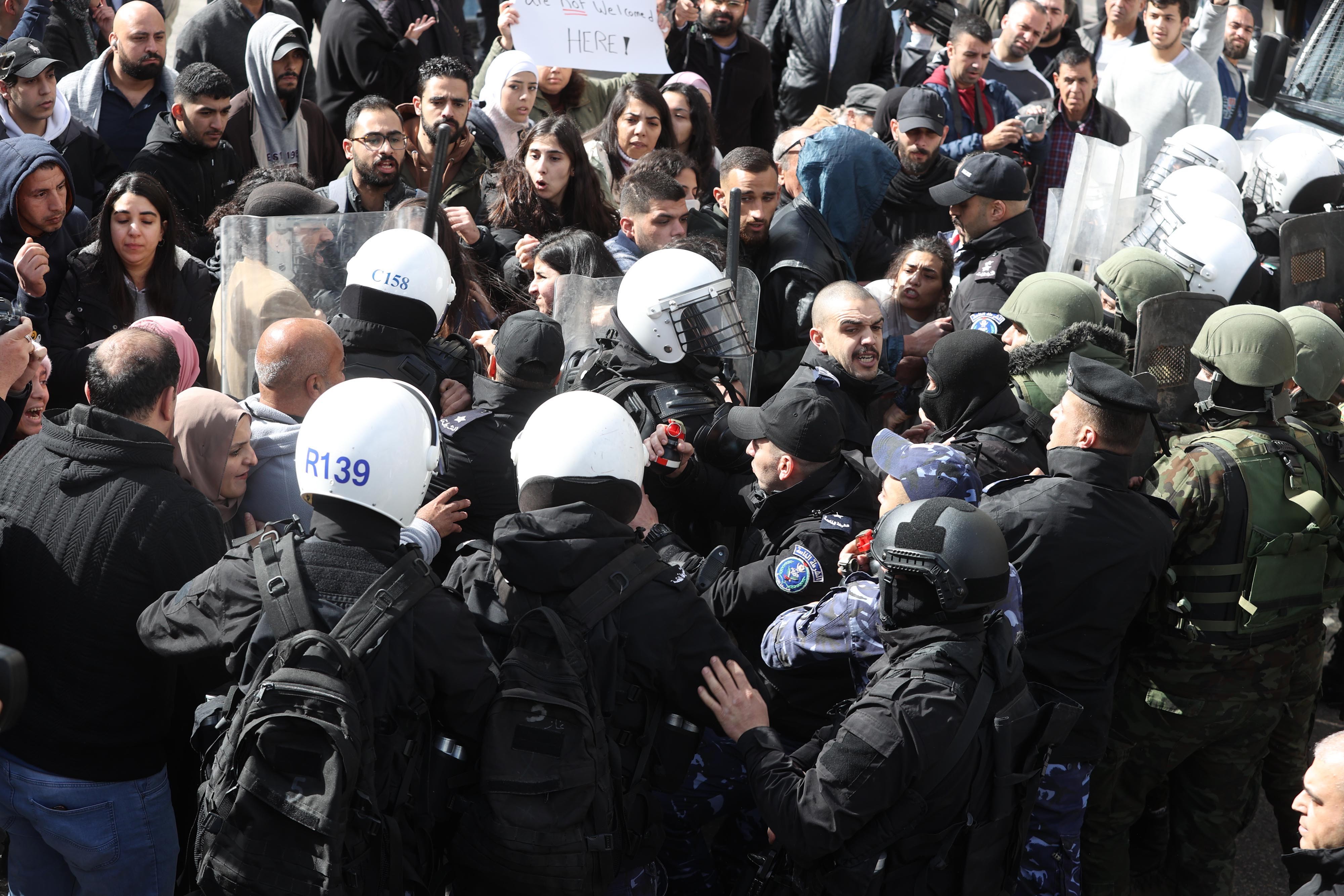 Filistinliler ve polis tarafından engellendi