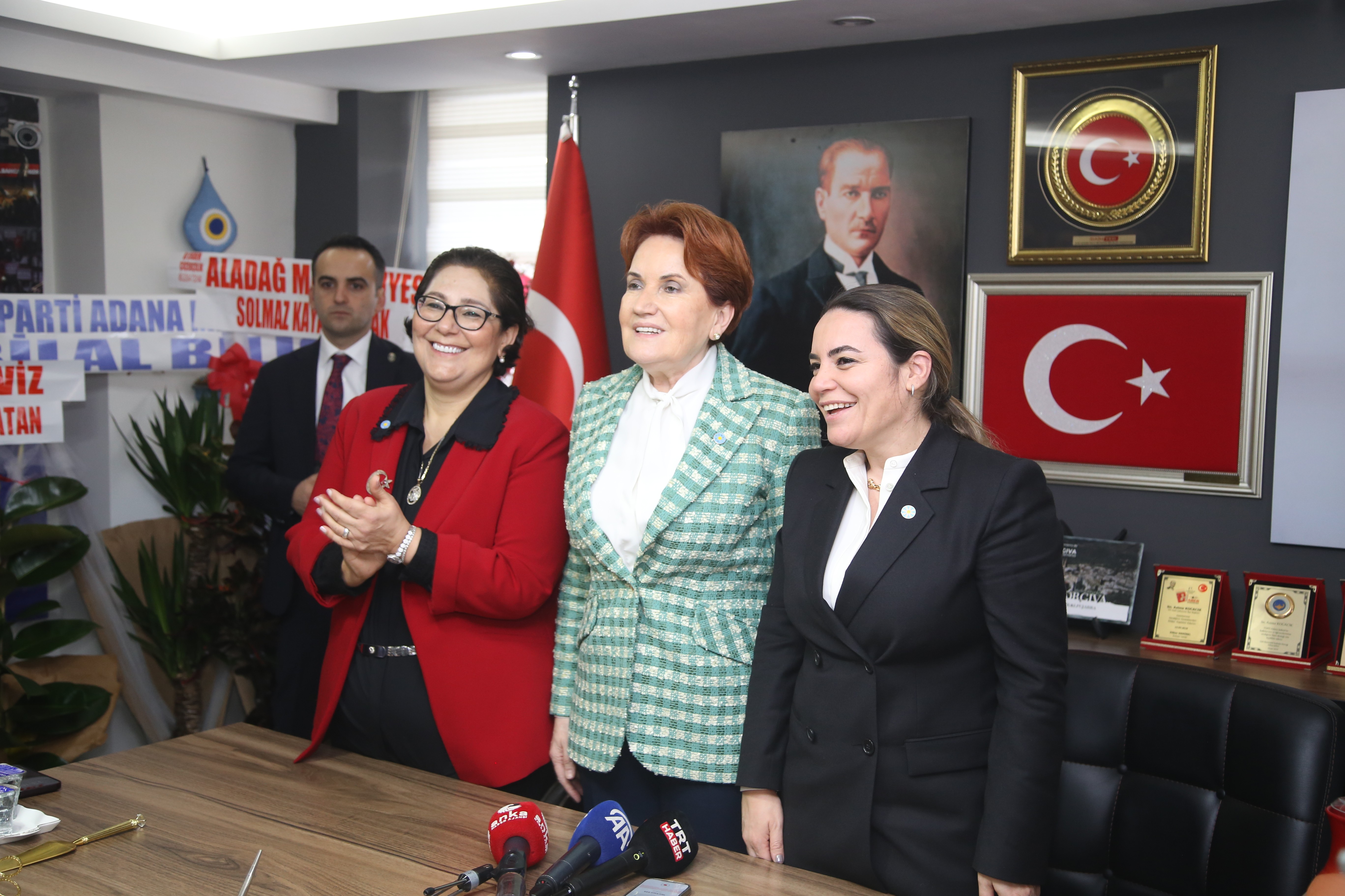 Meral Akşener ve Ayyüce Türkeş Taş birlikte poz verirken.