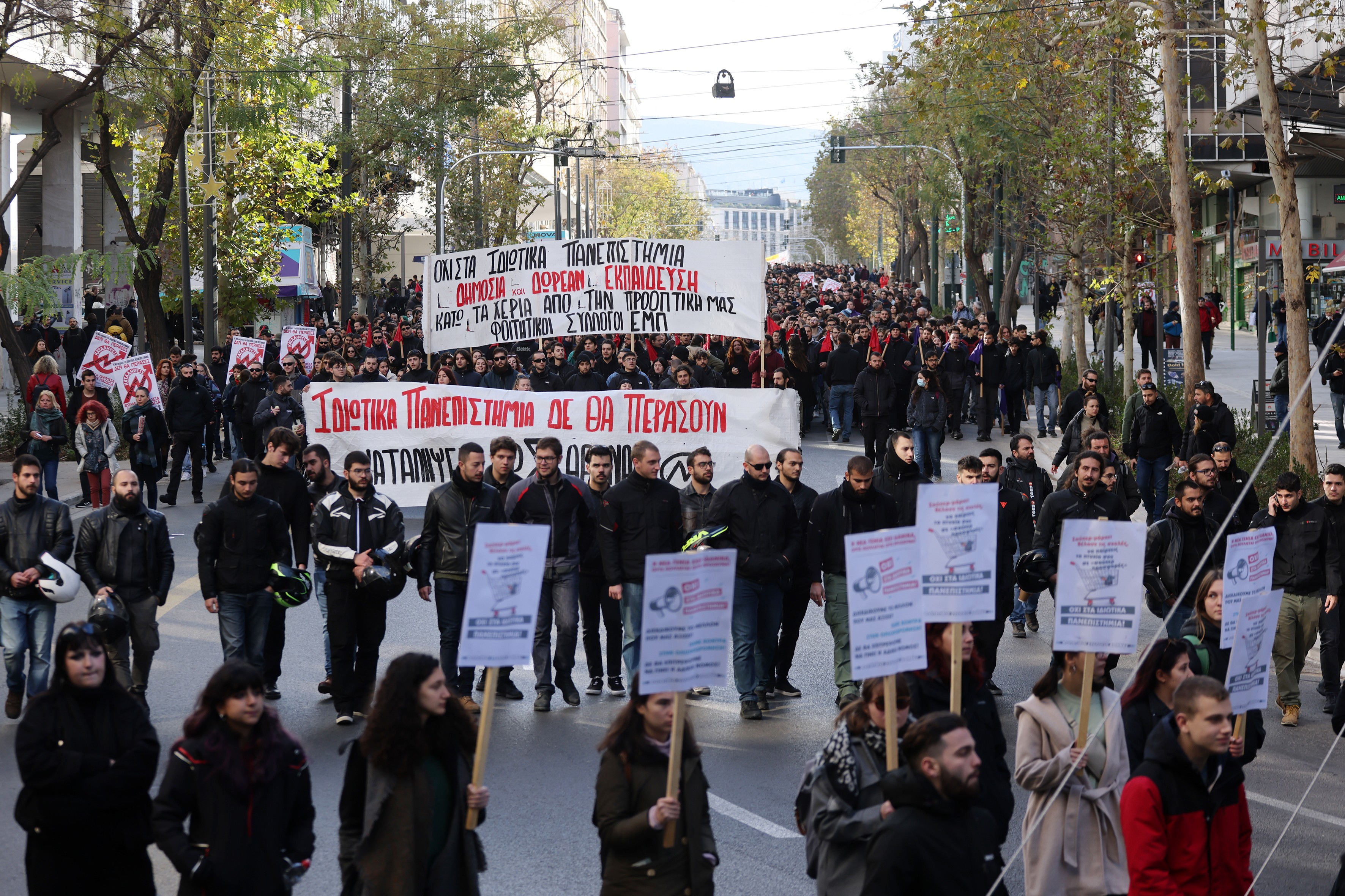 yürüyüş yapan on binlerce genç