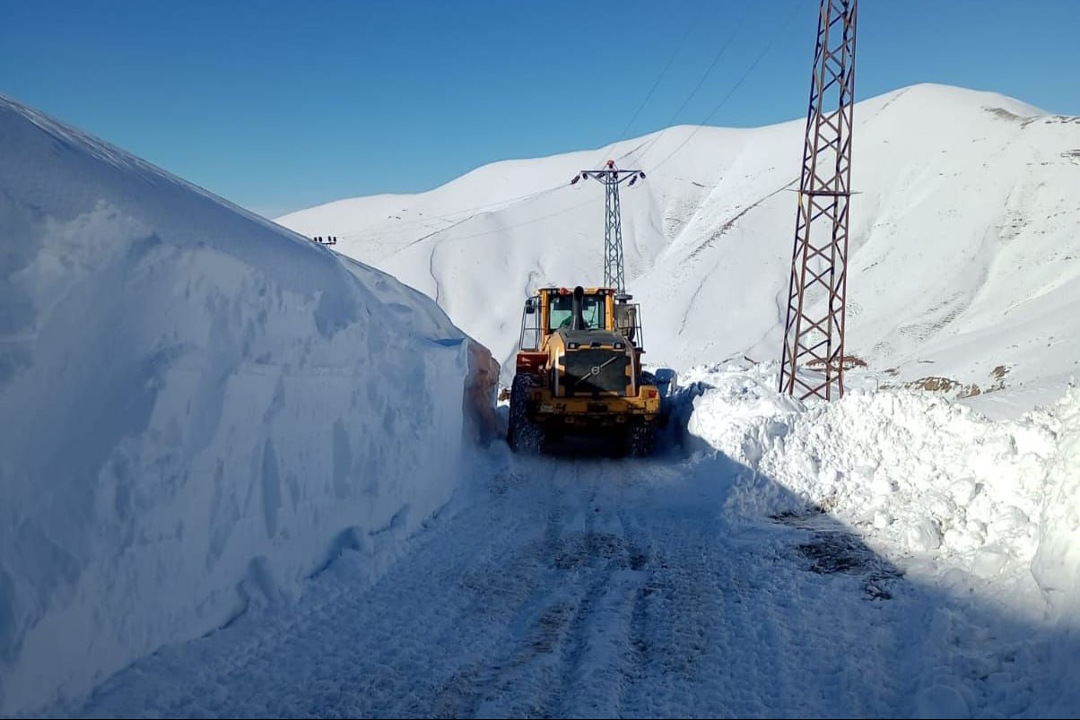 Ulaşılamayan köylerde yol açma çalışması