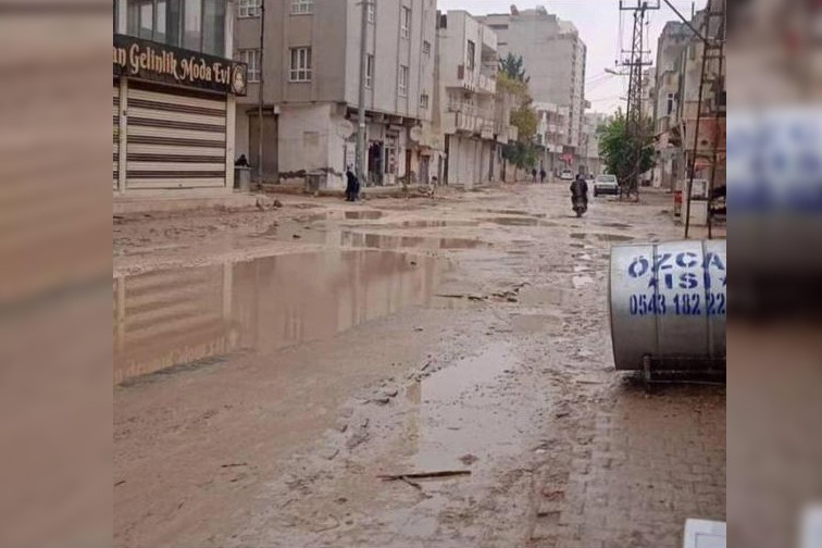 Suruç'ta çamurlu sokak görüntüsü