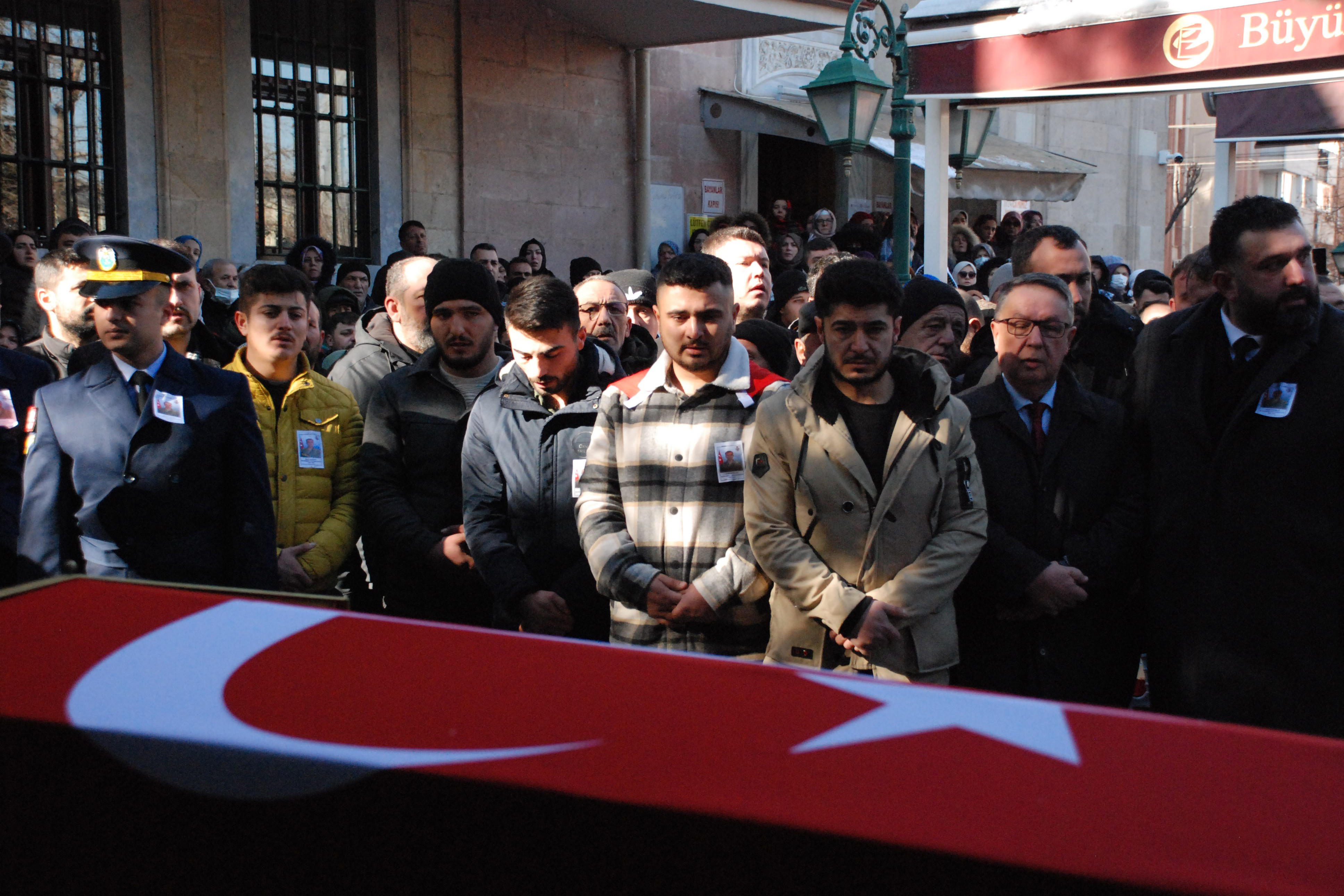 Irak'ın kuzeyindeki çatışmada hayatını kaybeden Sözleşmeli Er Muhammed Tunahan Evcin'in cenazesi, Eskişehir'in Alpu ilçesinde toprağa verildi.