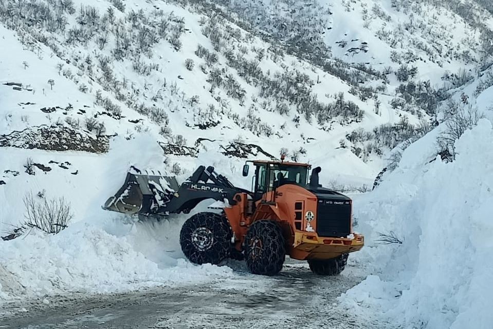 Çığ nedeniyle kapanan yolun açılma çalışması