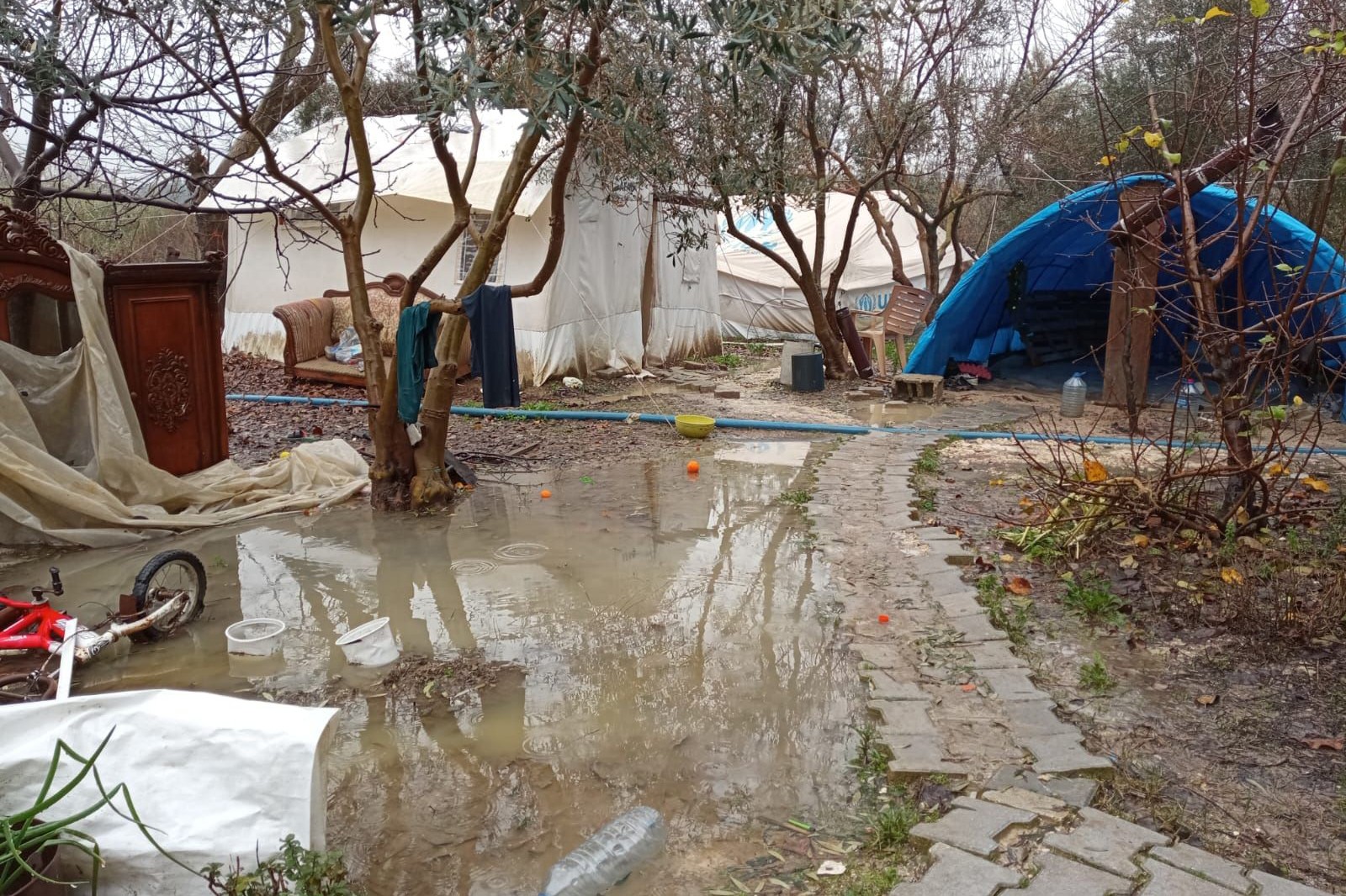 Hatay'da sular altında kalan çadırlar