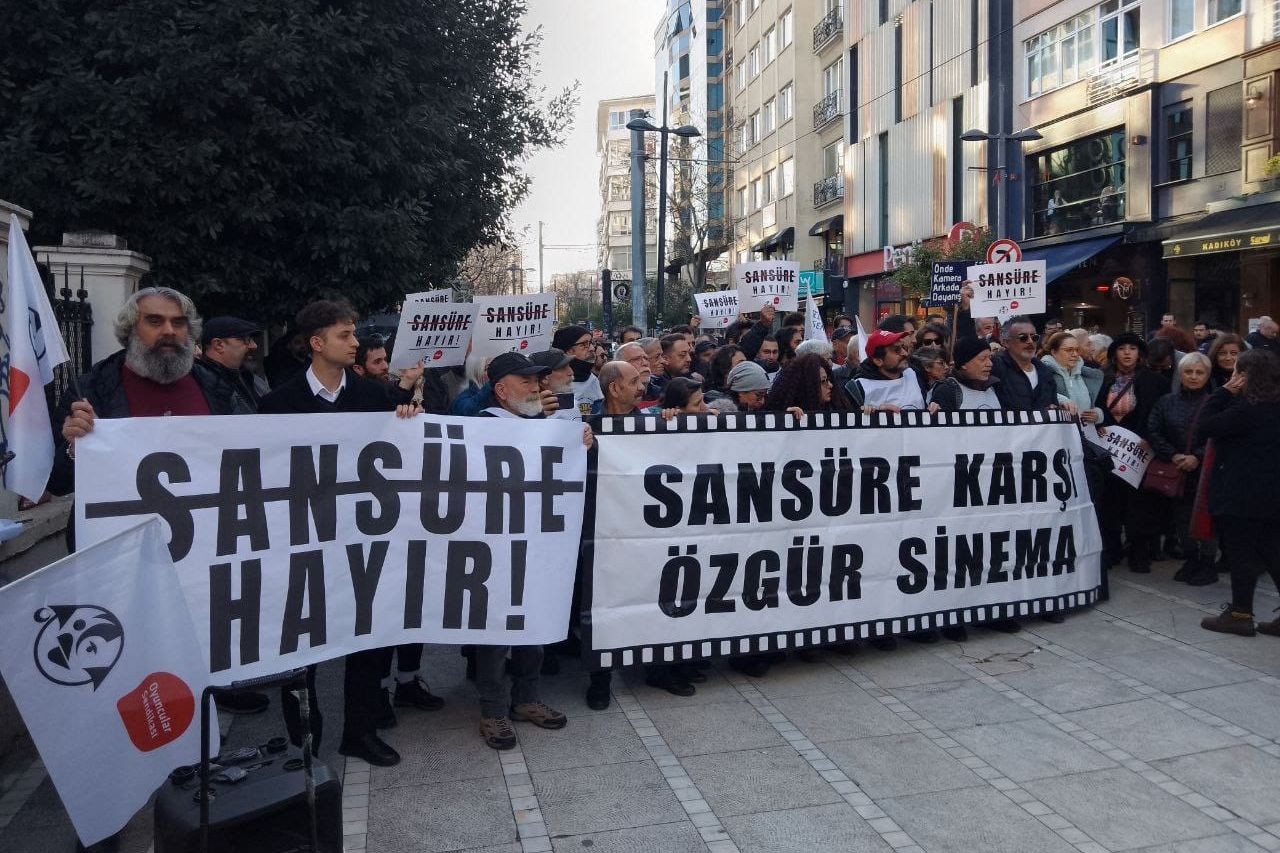 Sansüre karşı bir araya gelen kitle