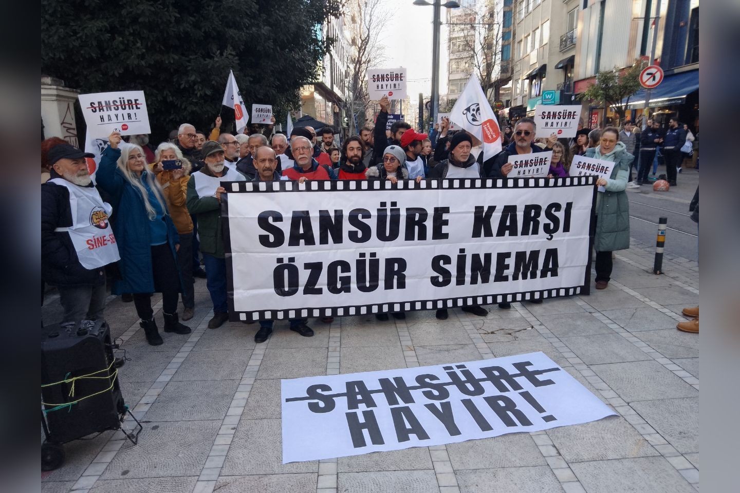 Sansüre karşı bir araya gelen kitle