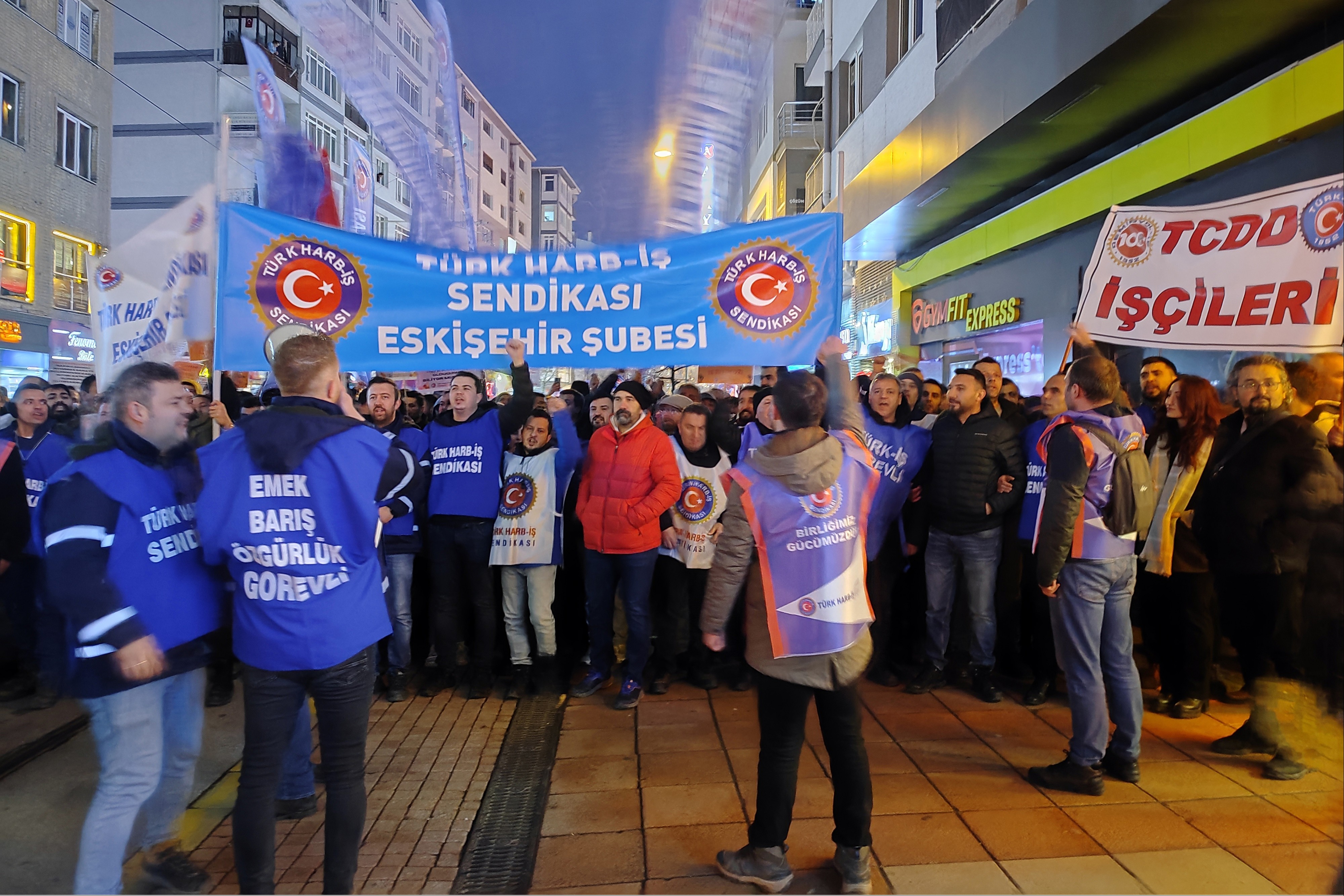 Eskişehir'de Harb-İş'İn çağrısıyla kamu işçilerinin yaptığı yürüyüşten fotoğraf.