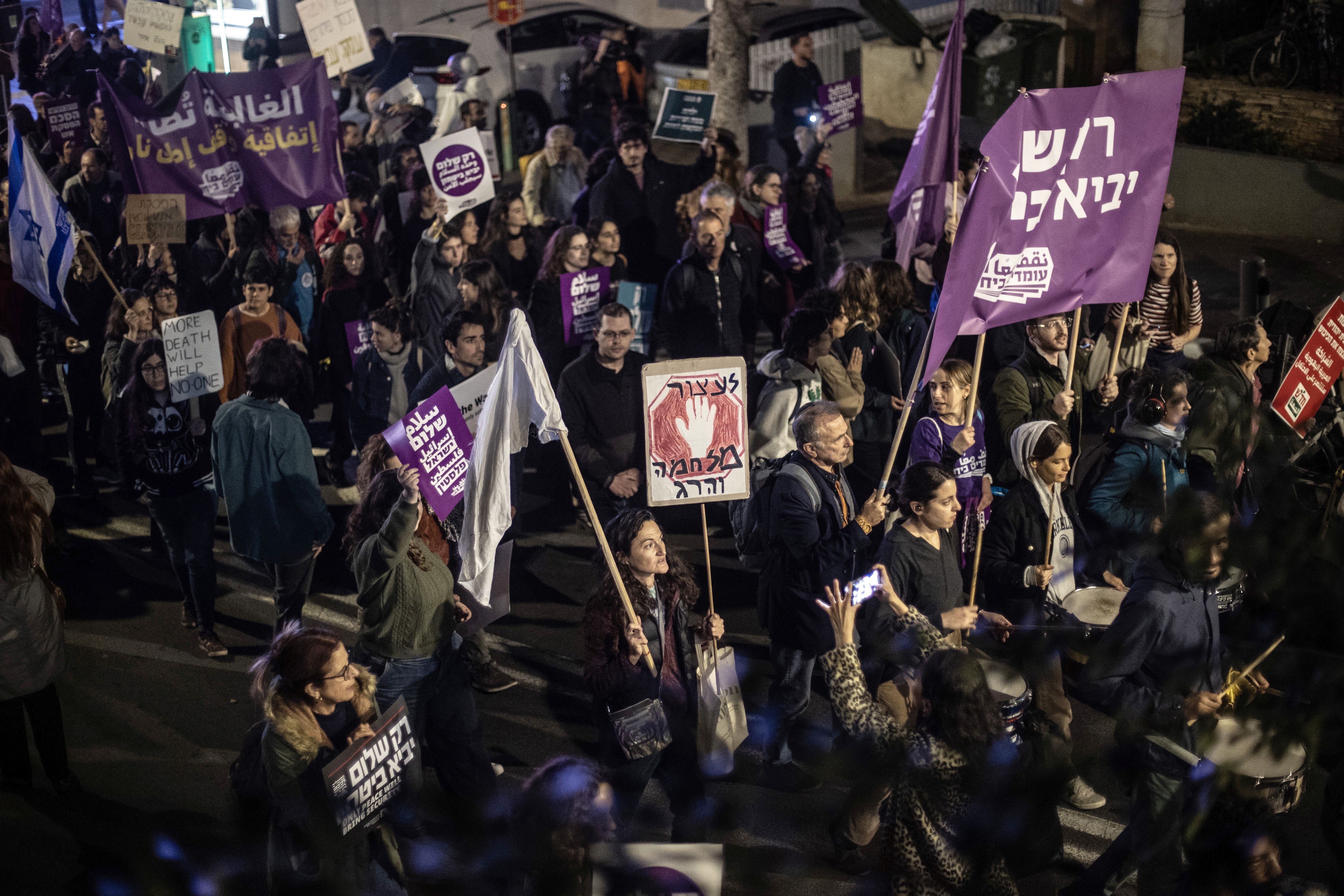 Tel Aviv'de binlerce kişi Netanyahu'yu protesto etti