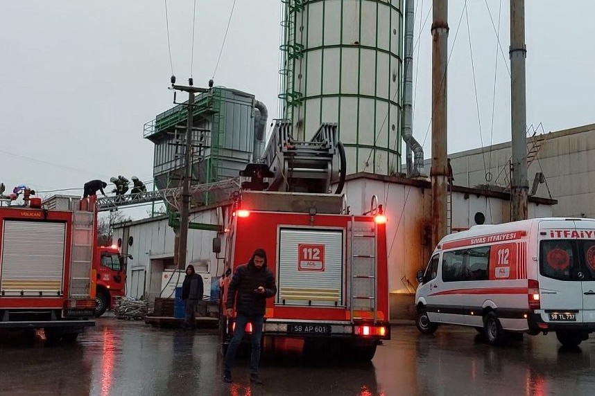 fabrika önündeki ambulans ve itfaiye 