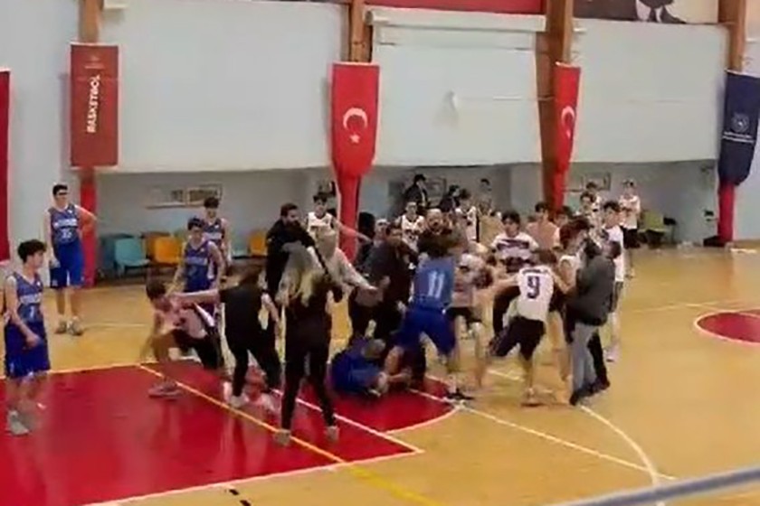 Basketbol sahasında çıkan kavga anı