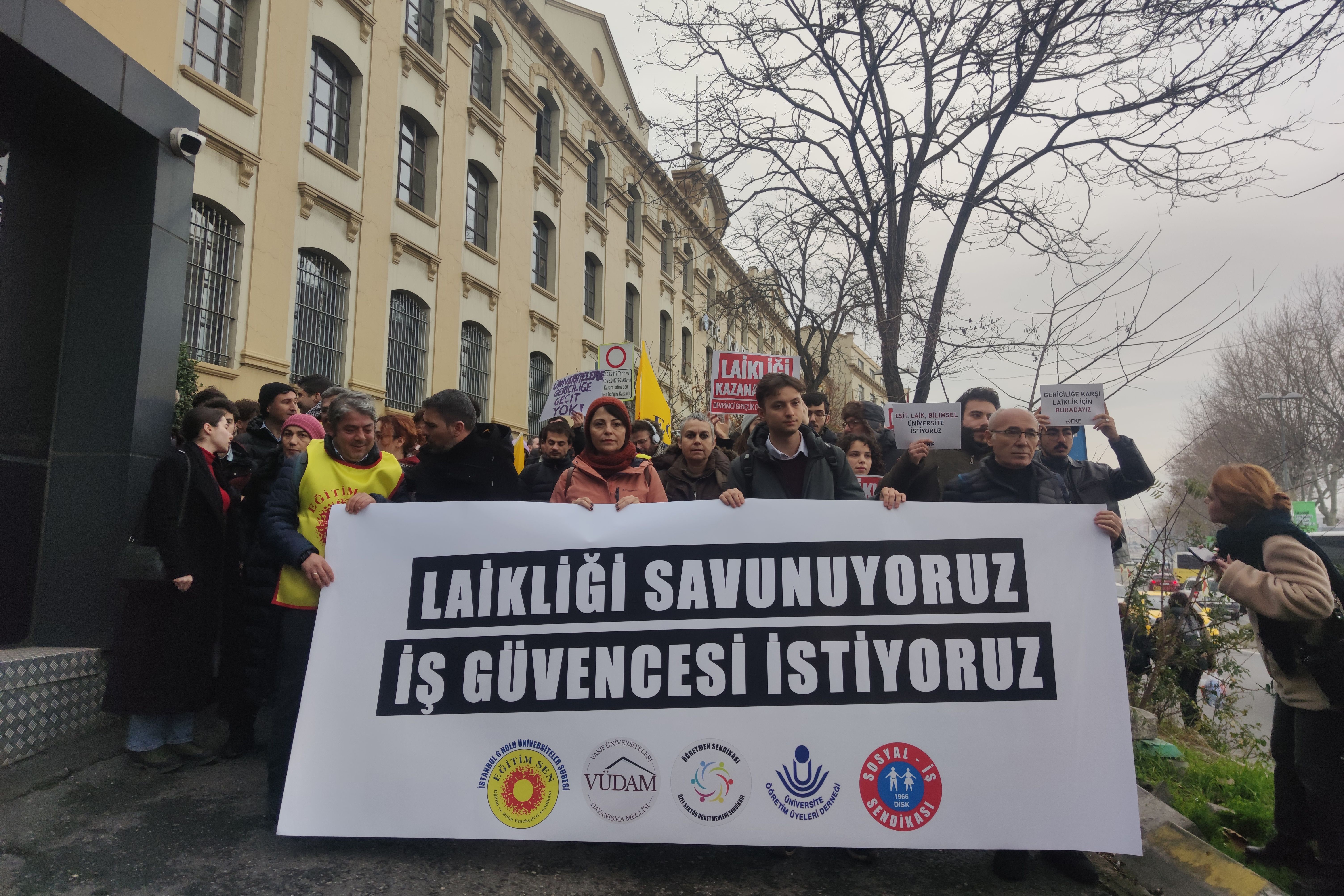 Kadir Has Üniversitesi’nde hedef gösterilen akademsiyen Zeliha Gizem Sayın’a destek  eylemi