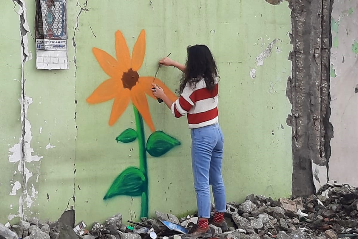 Sanatçı Çağla Köseoğlu Hatay'da duvar resmi yaparken