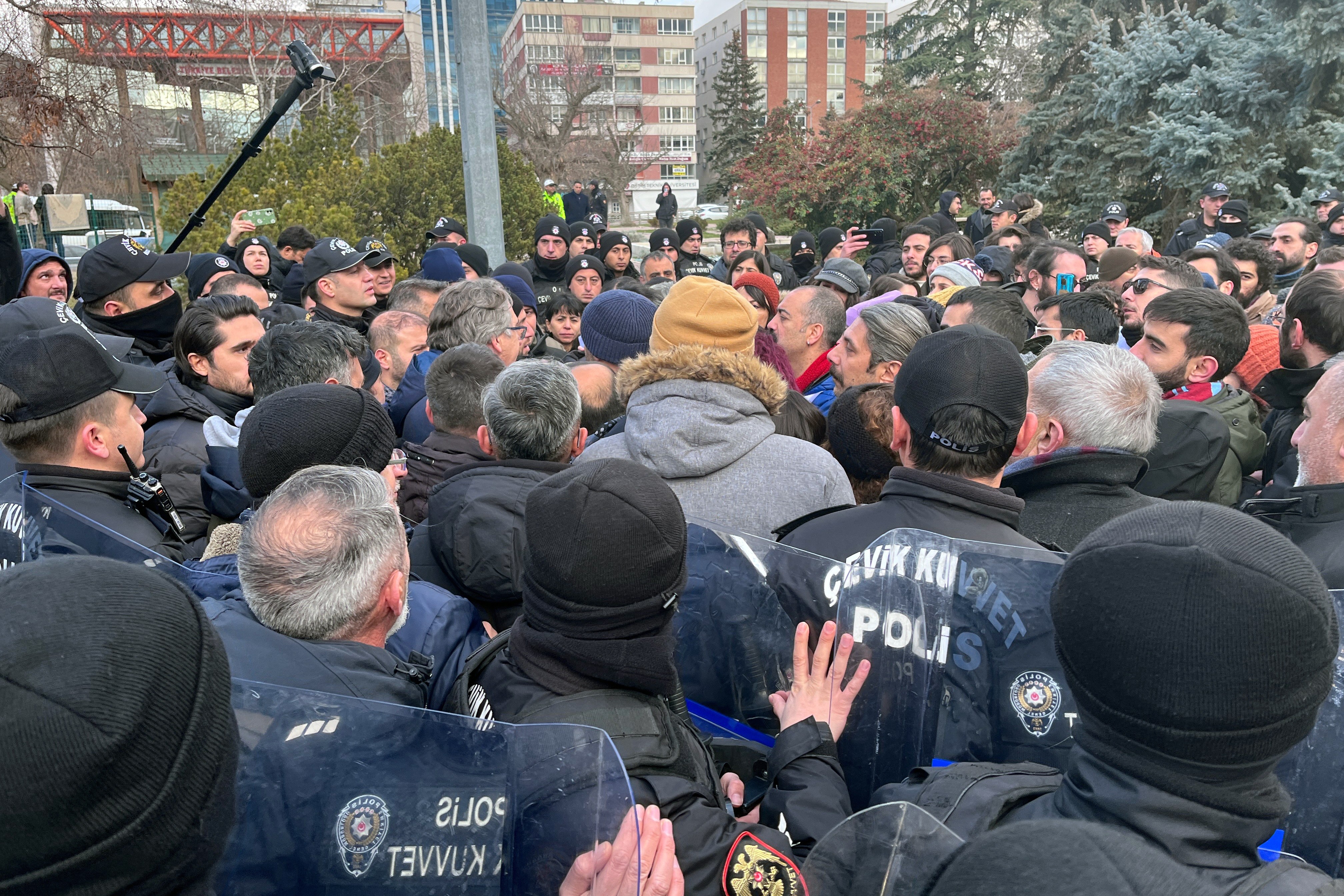 Meclis önünde eylem yapan özel sektör öğretmenleri