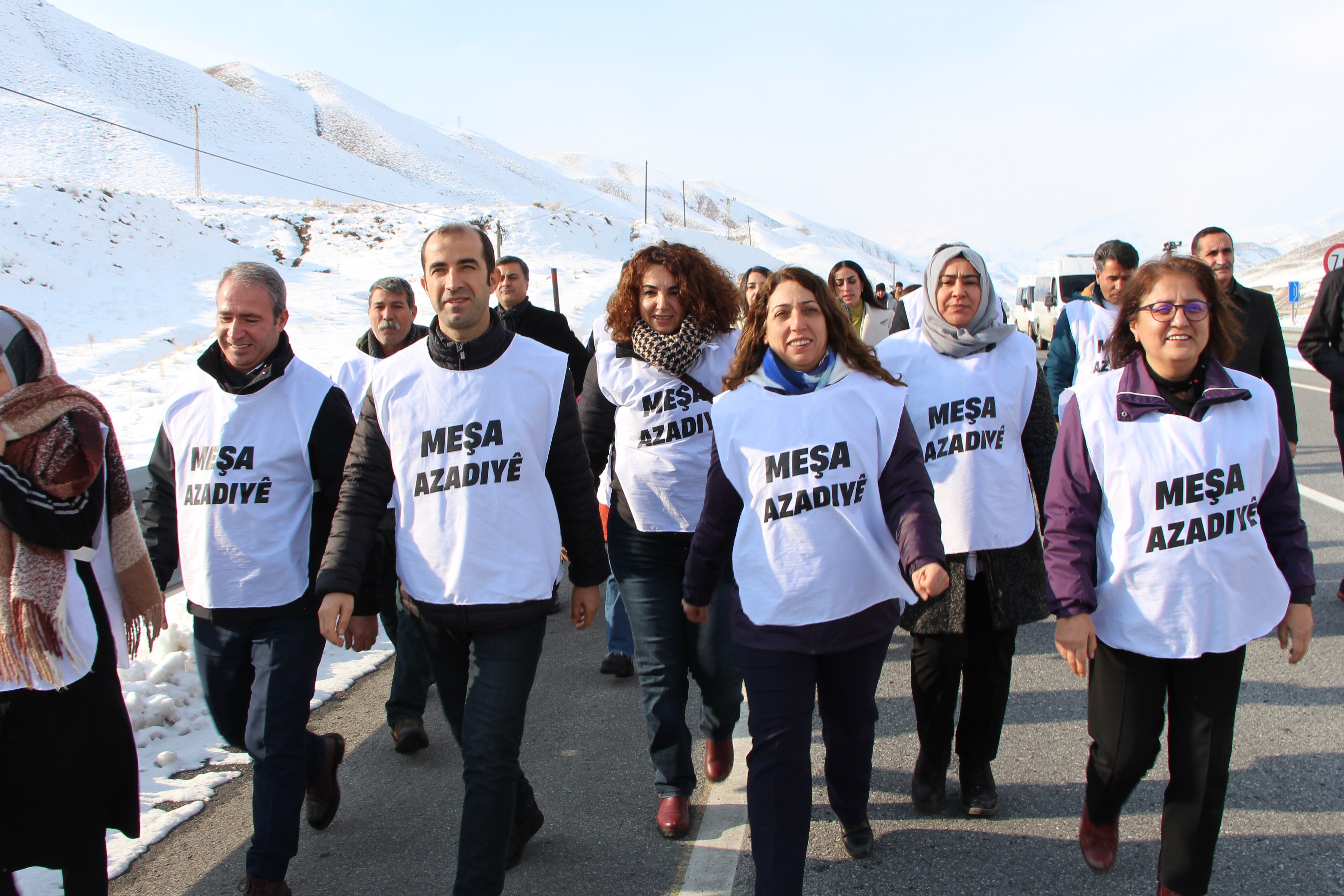 Yürüyüşe katılanlar