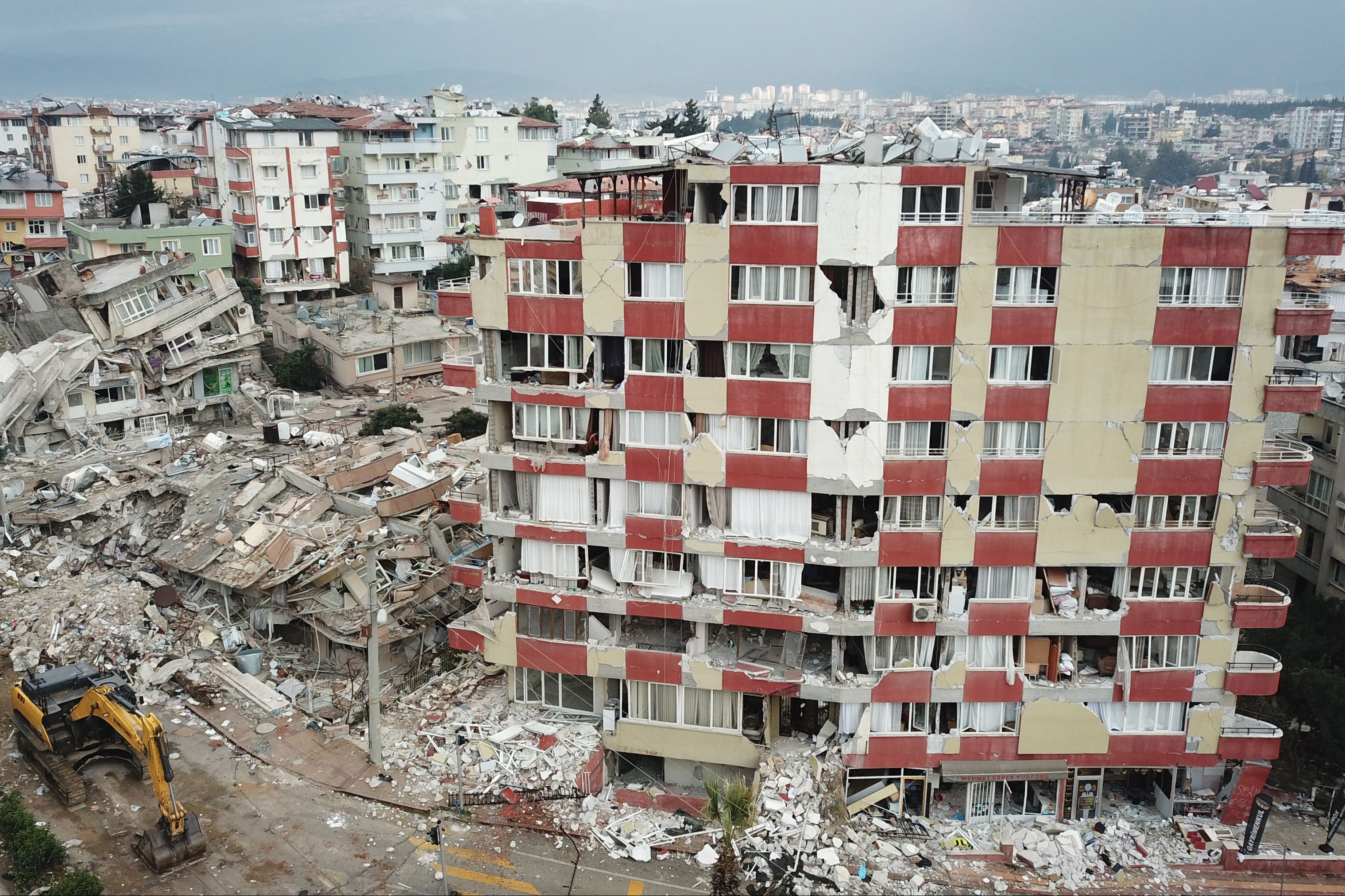 Hatay'da yıkık apartmanlar