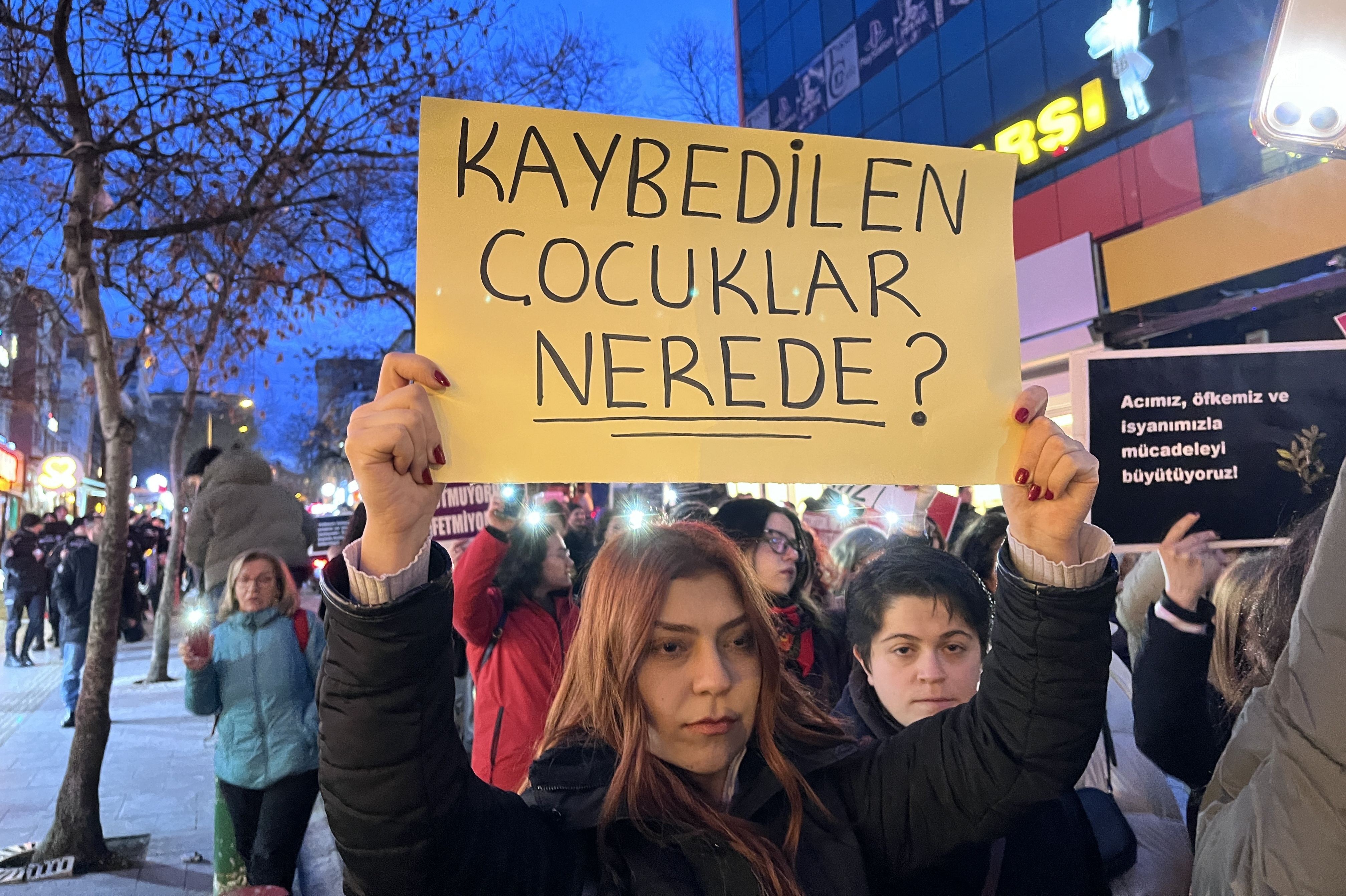 pankart taşıyan kadınlar