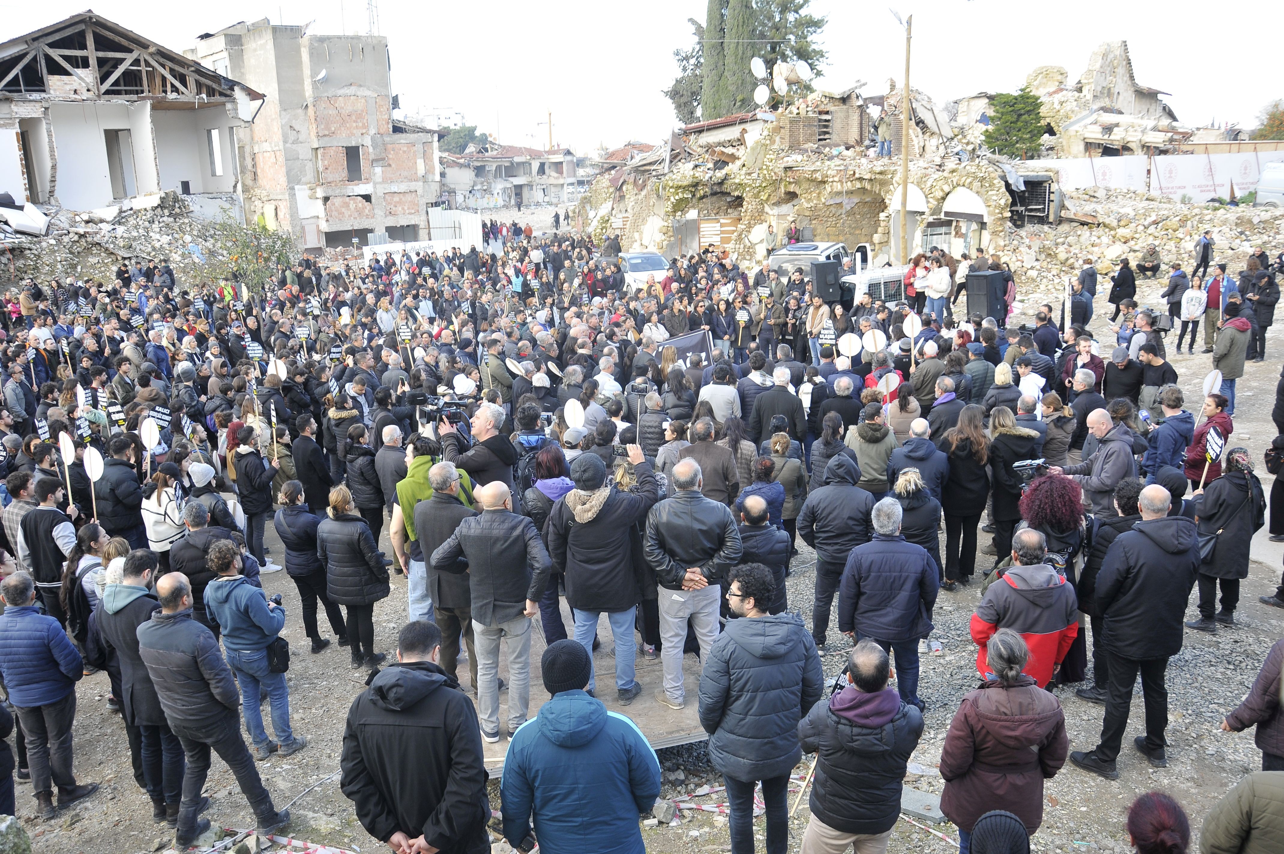 yürüyüş yapan Hataylılar