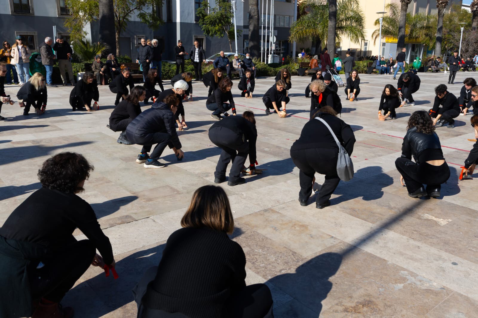 Urla'da 6 Şubat depremleri sanat performansı ile anıldı 