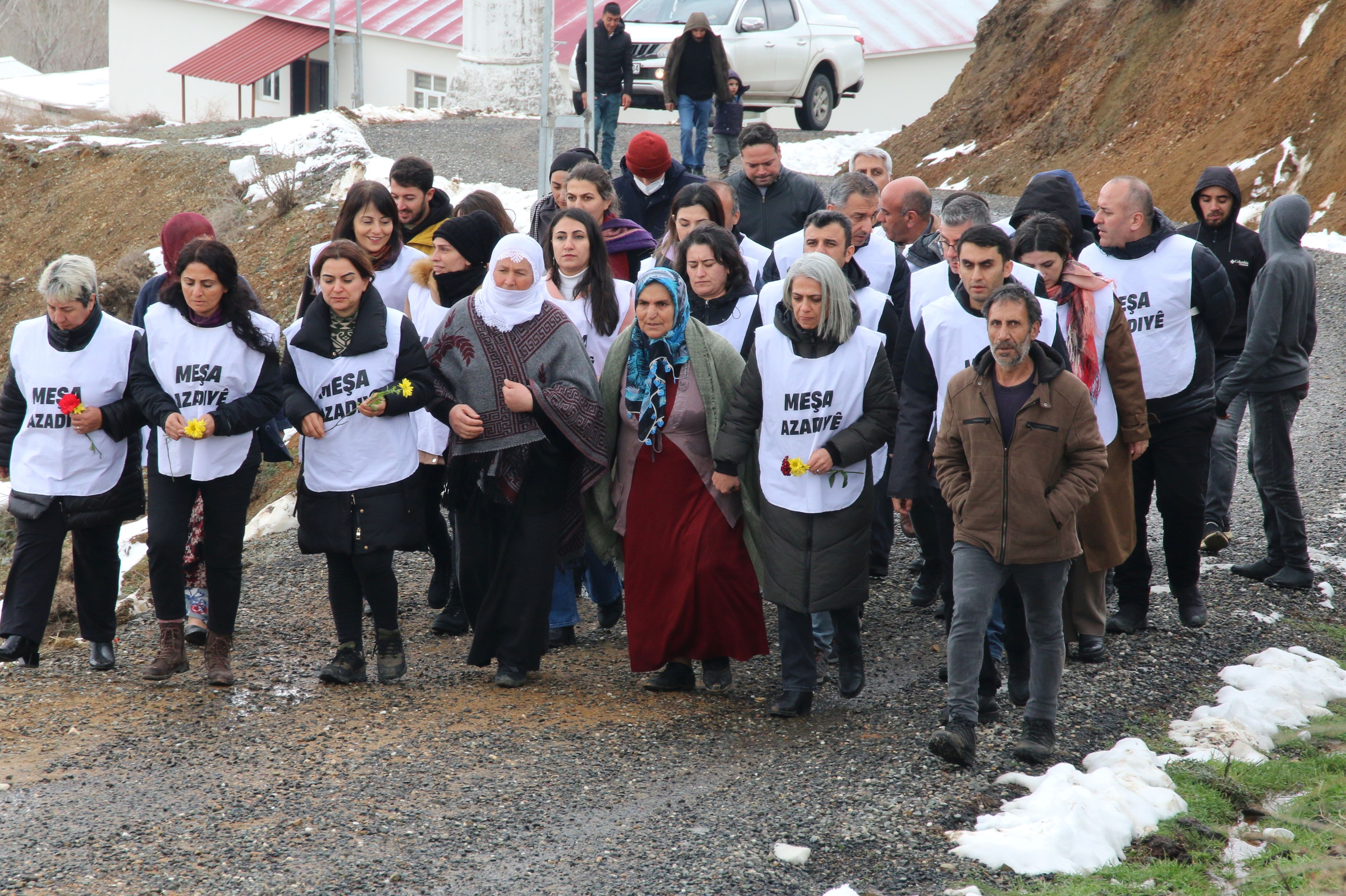 yürüyüş yapan bir grup