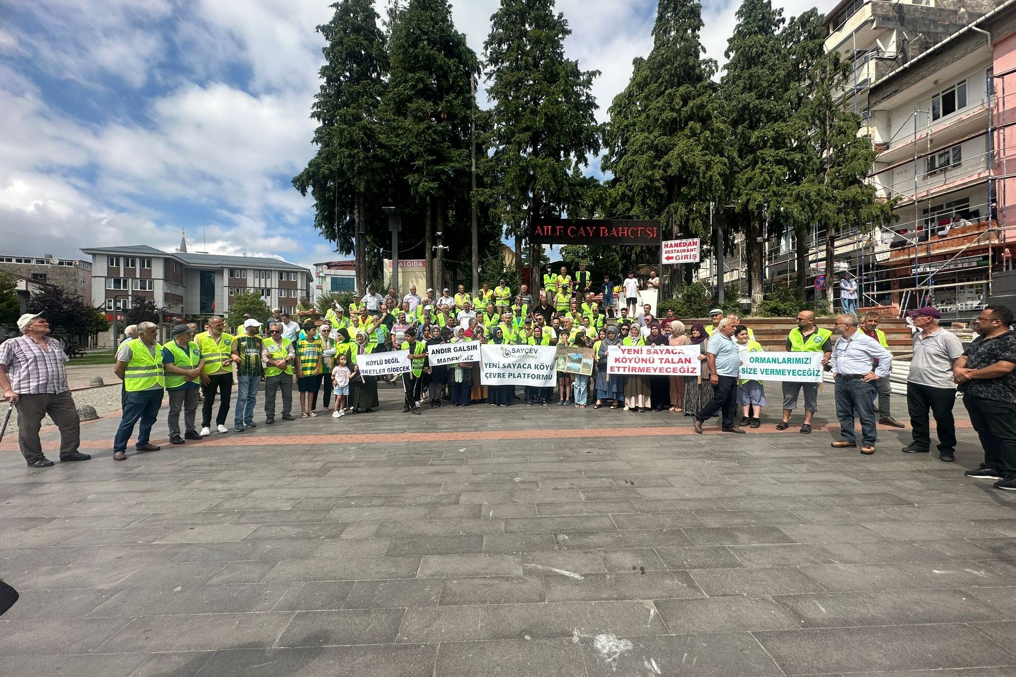 Basın açıklaması okuyan çevre dernekleri ve yöre halkı.