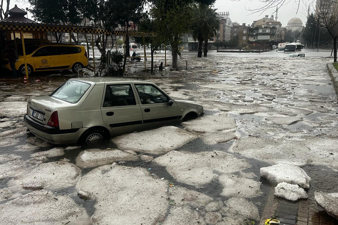 Dolu nedeniyle buz tepeleri oluştu