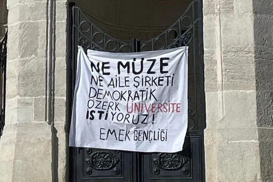 Emek Gençliği pankartı