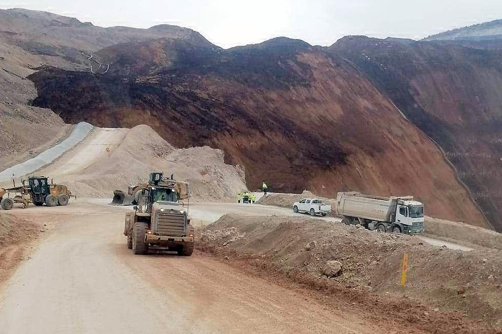 göçük yaşanan bölge, iş makinaları