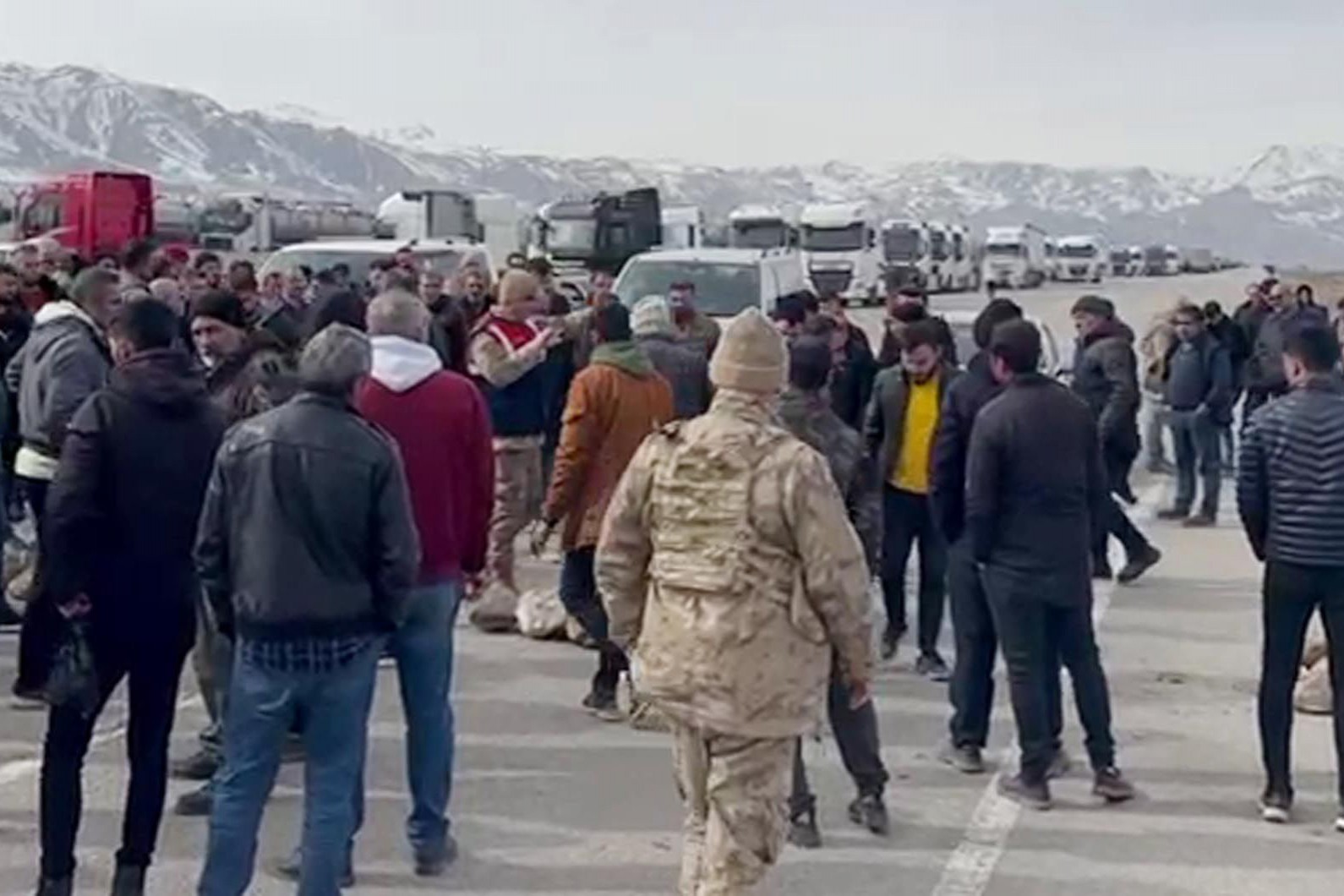 Gürbulak Sınır Kapısı'nda tırcılardan eylem