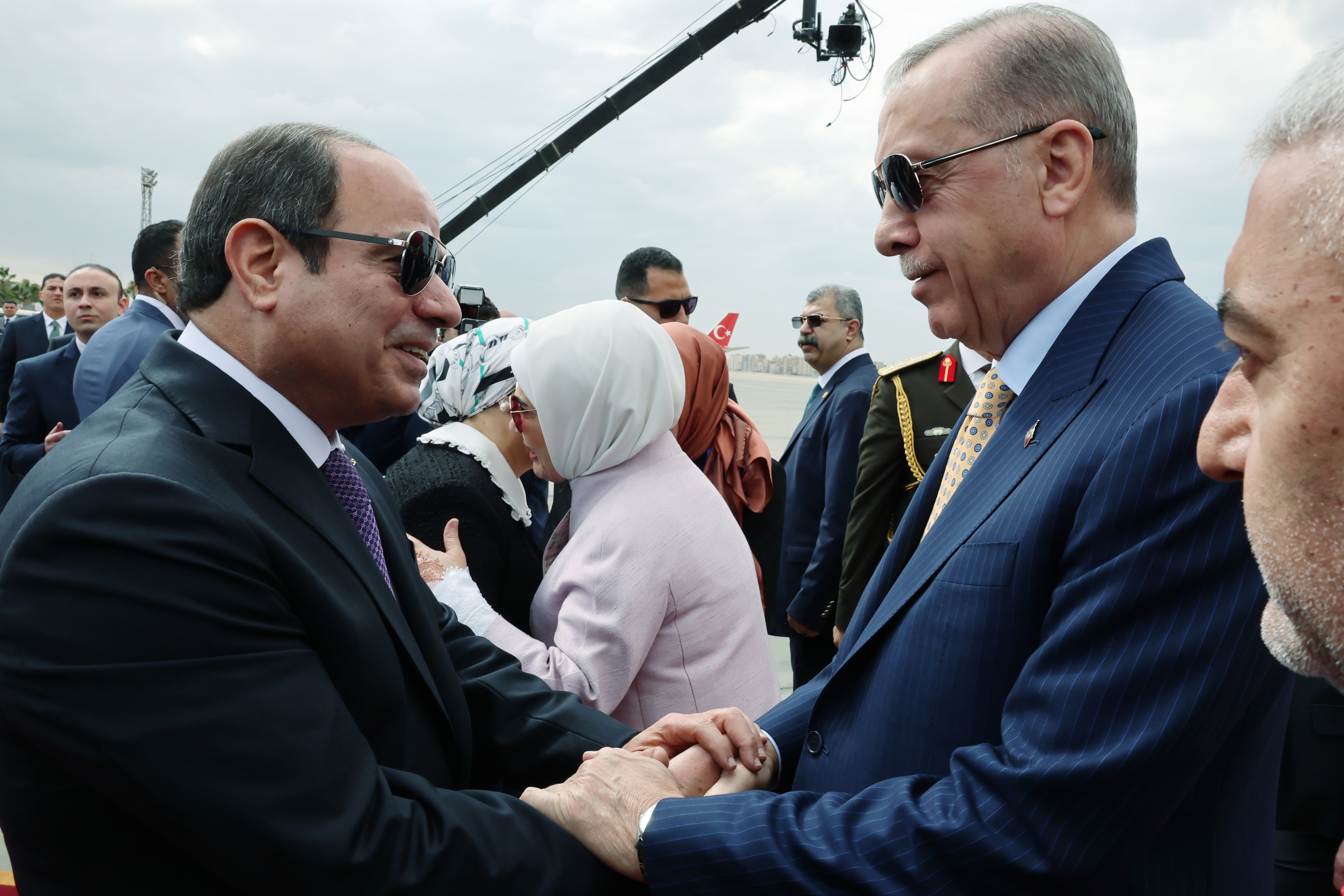 Abdulfettah es-Sisi ve Tayyip Erdoğan el sıkışırken