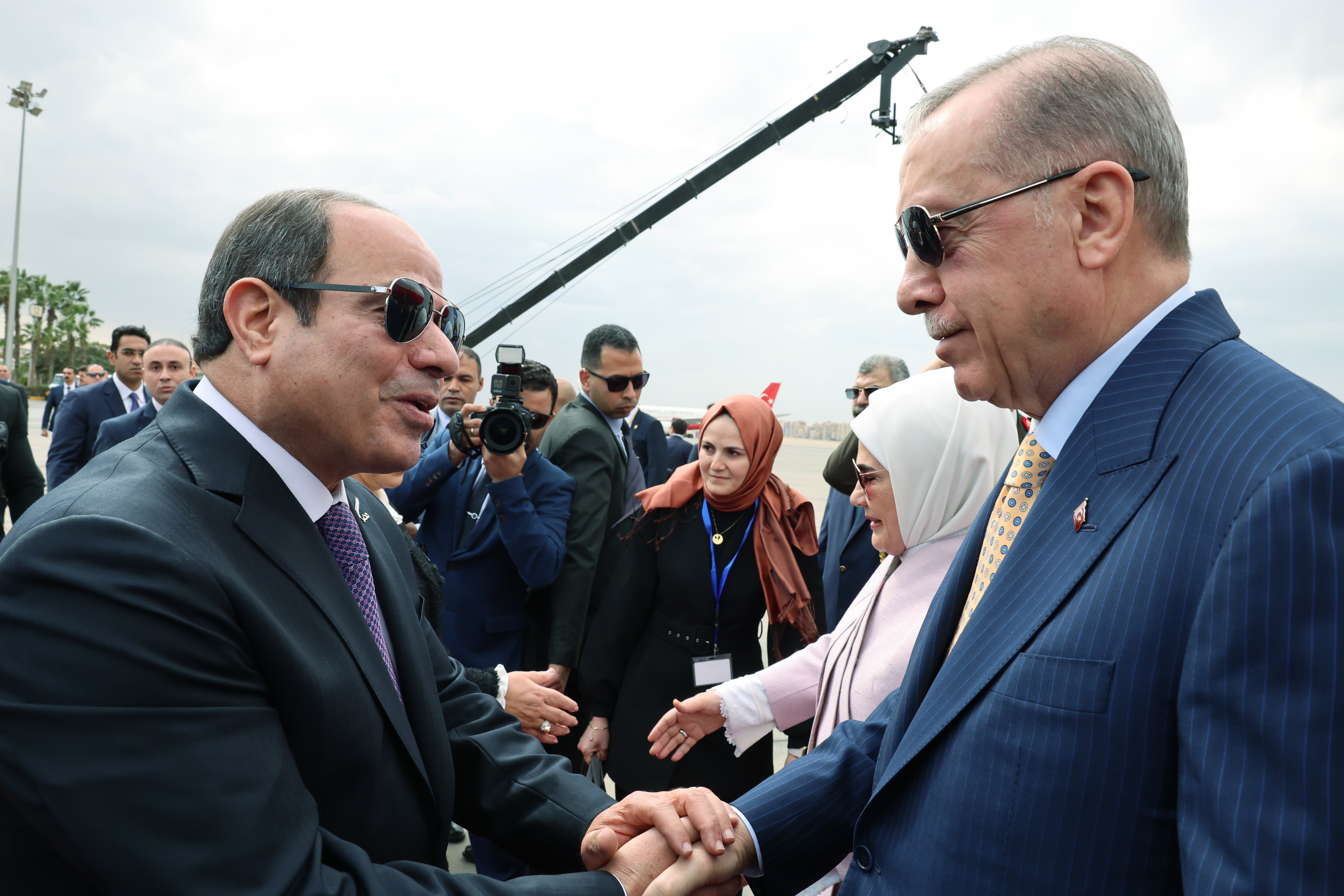 Abdulfettah es-Sisi ve Tayyip Erdoğan el sıkışırken