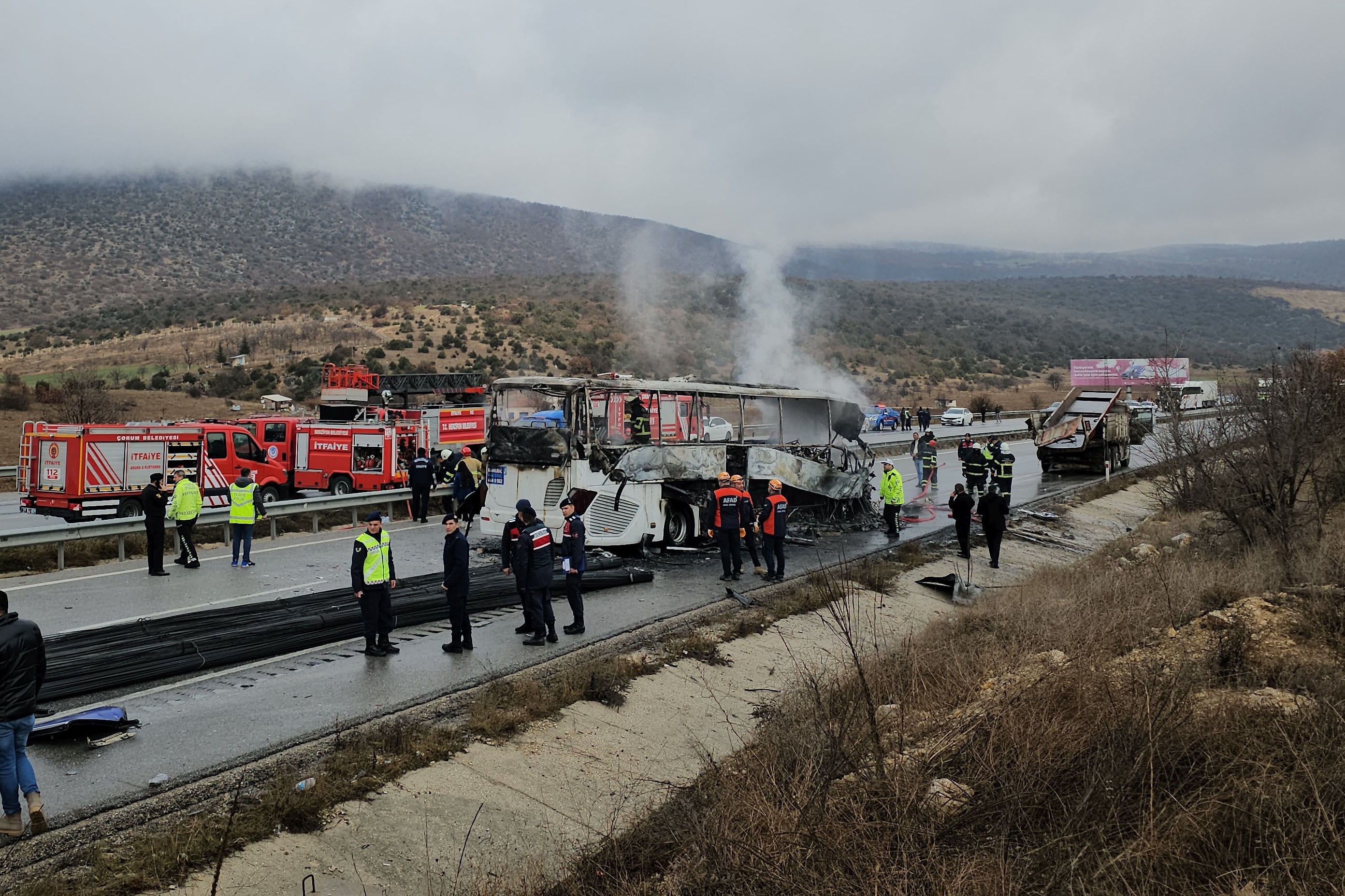 Çorum'da kaza yapıp alev alan yolcu otobüsü