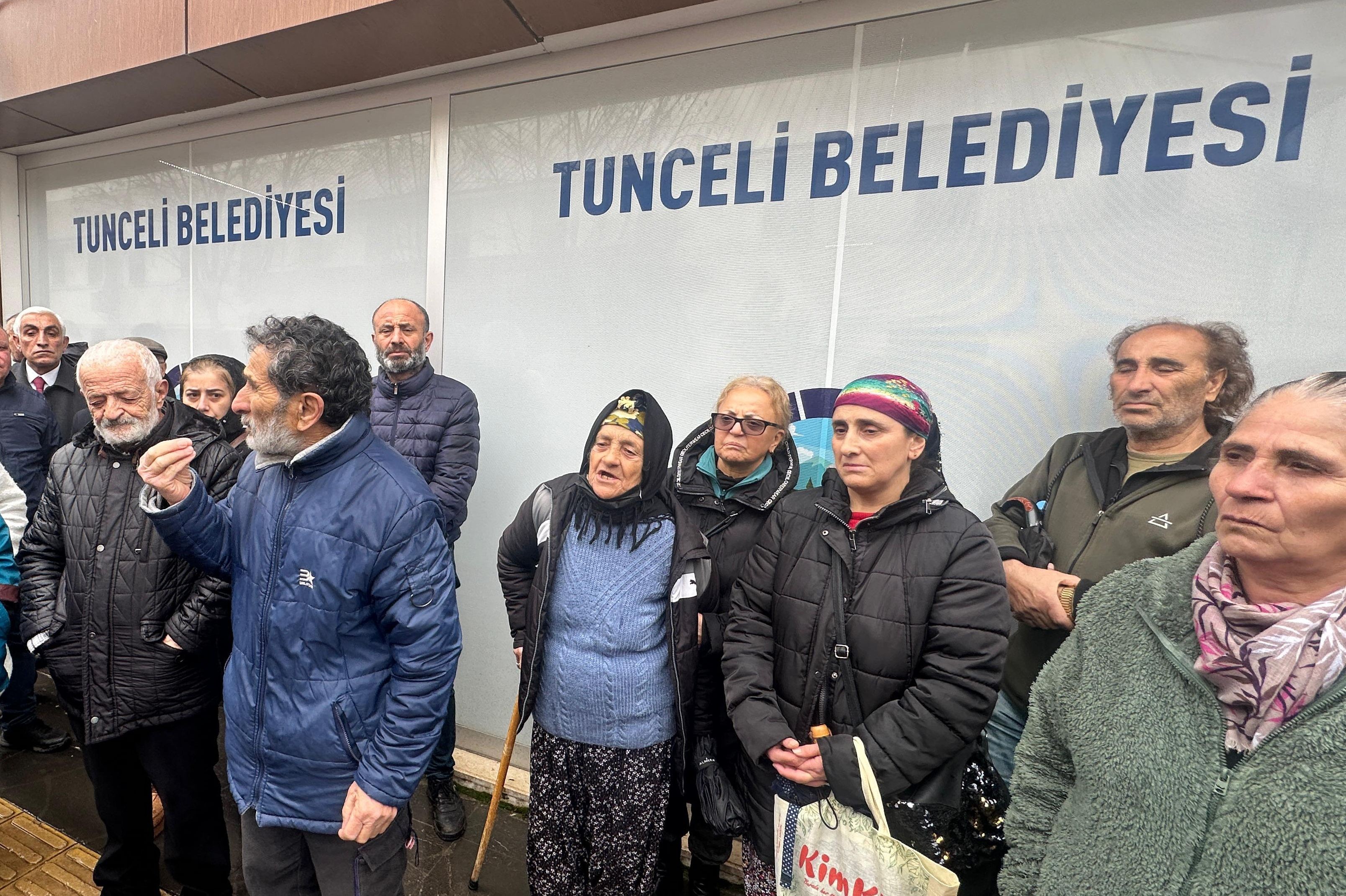 tünceli belediyesi önünde eylem