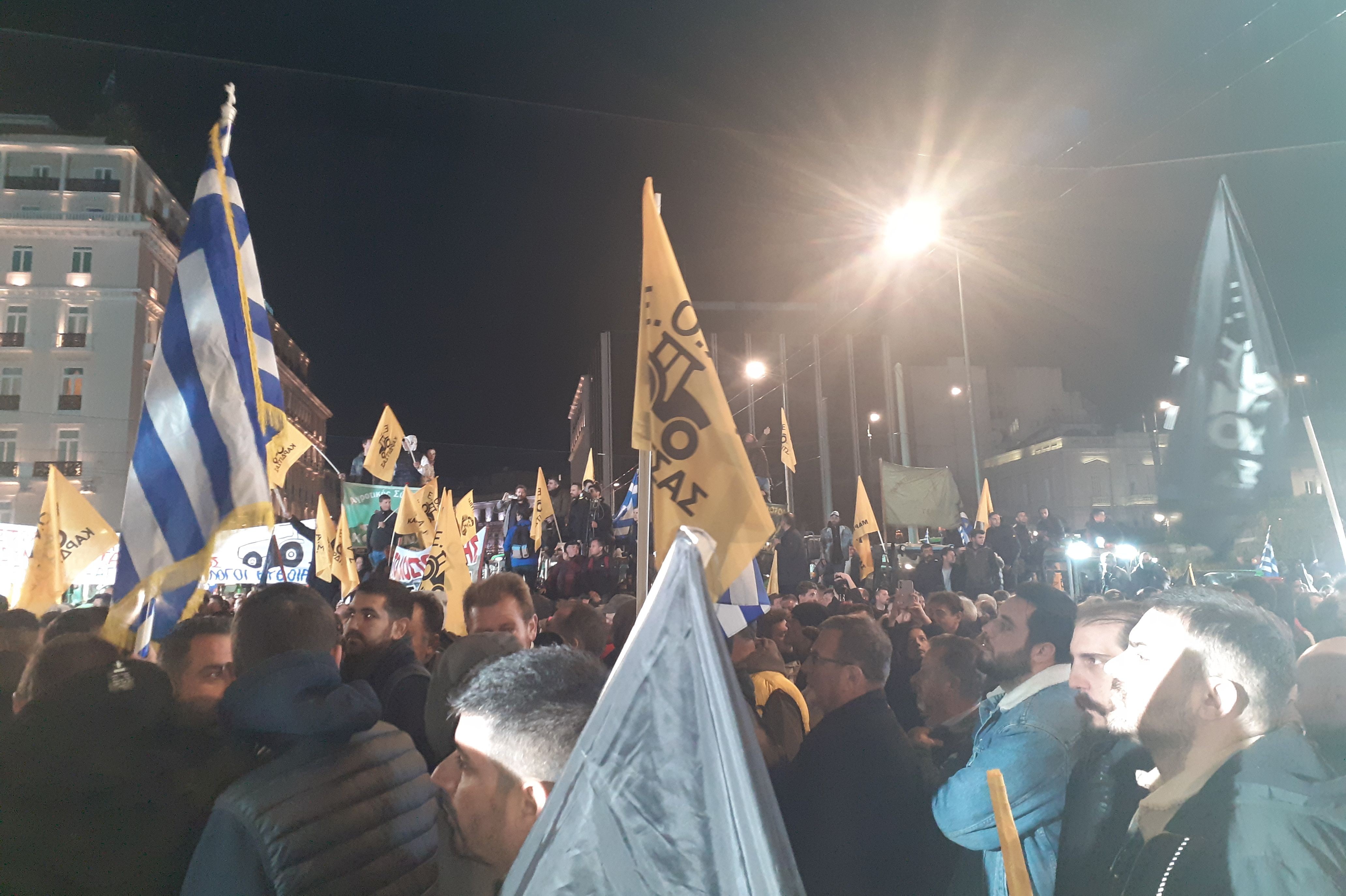 Yunanistan meclisi önünde traktörler ve pankartlarla bekleyen çifçiler