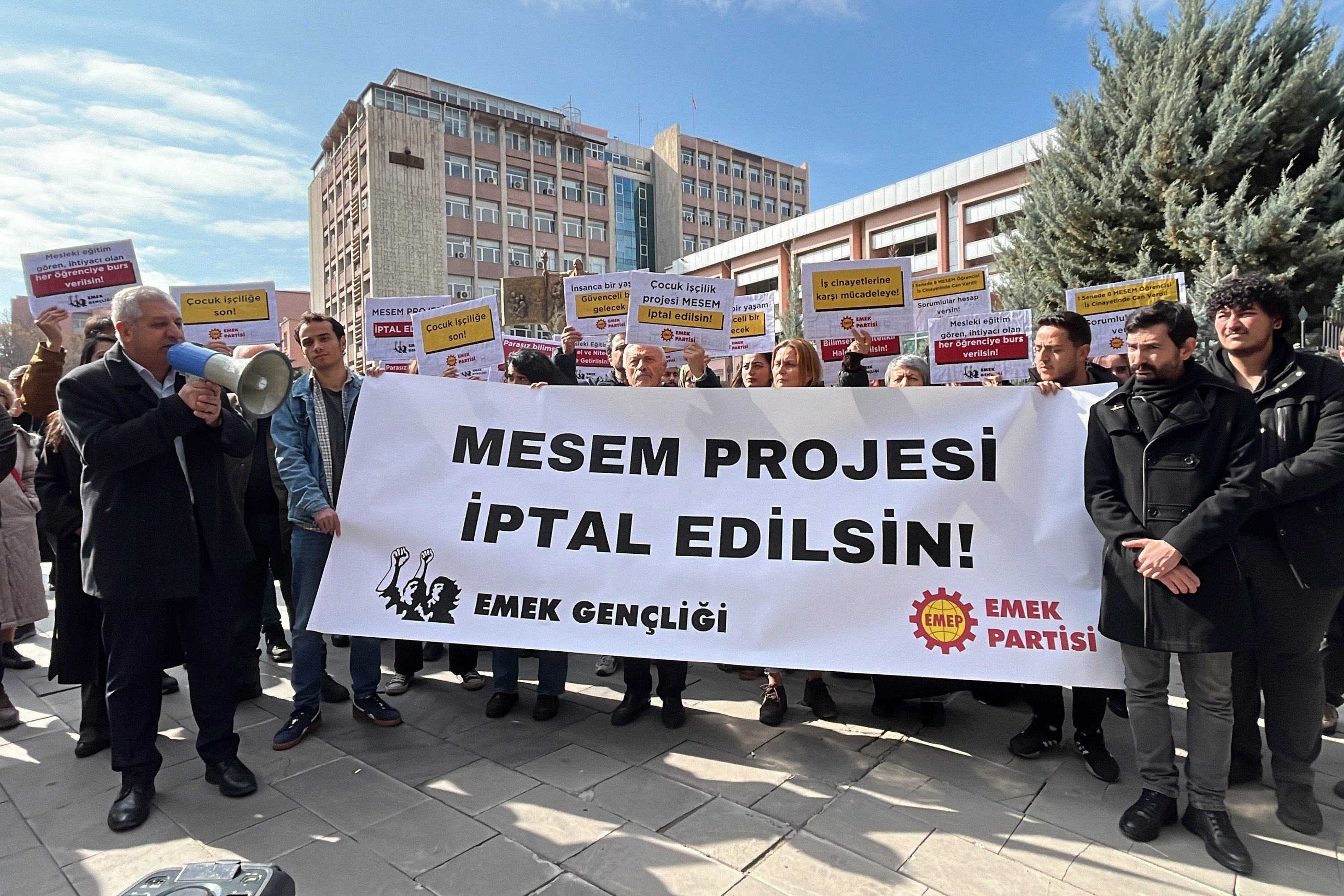 MESEM projesi iptal edilsin pankartıyla EMEP'liler