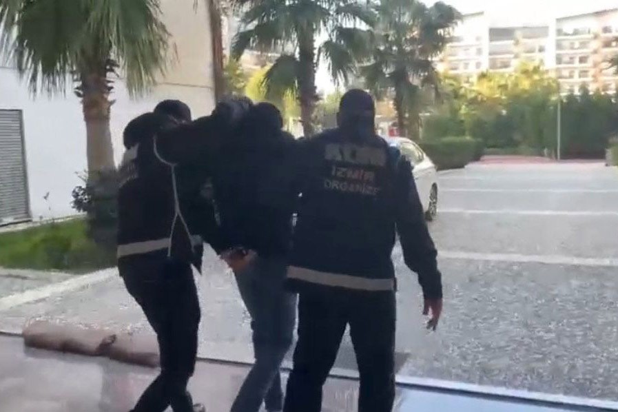 İzmir'de yakalanan uyuşturucu ticareti şüphelisi 